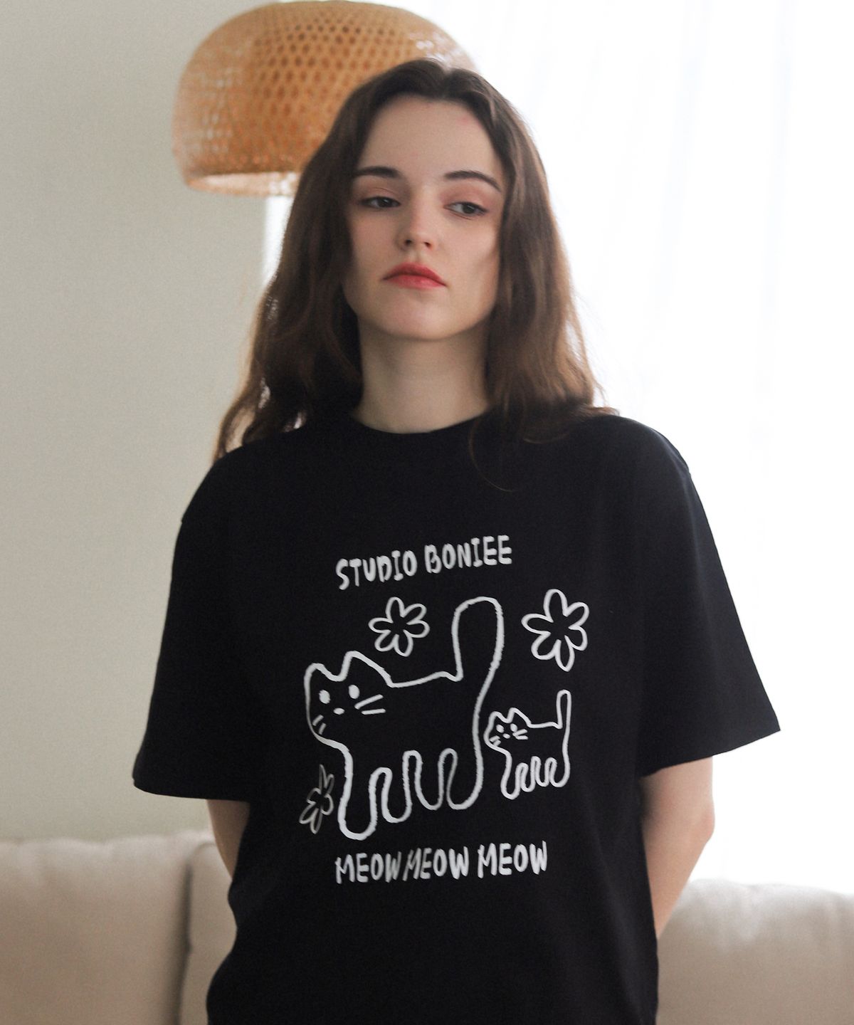 보늬(BONIEE) MEOW 고양이(MEOW CAT KITTEN) 그래픽 루즈 오버 티셔츠 블랙