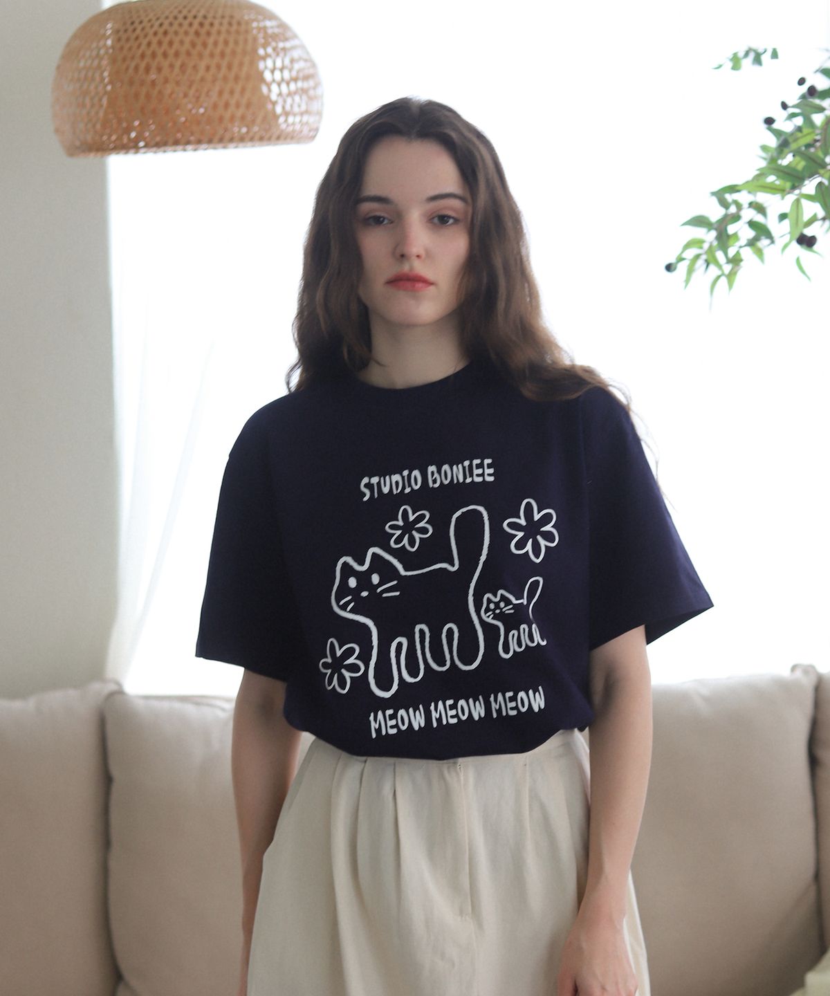 보늬(BONIEE) MEOW 고양이(MEOW CAT KITTEN) 그래픽 루즈 오버 티셔츠 네이비