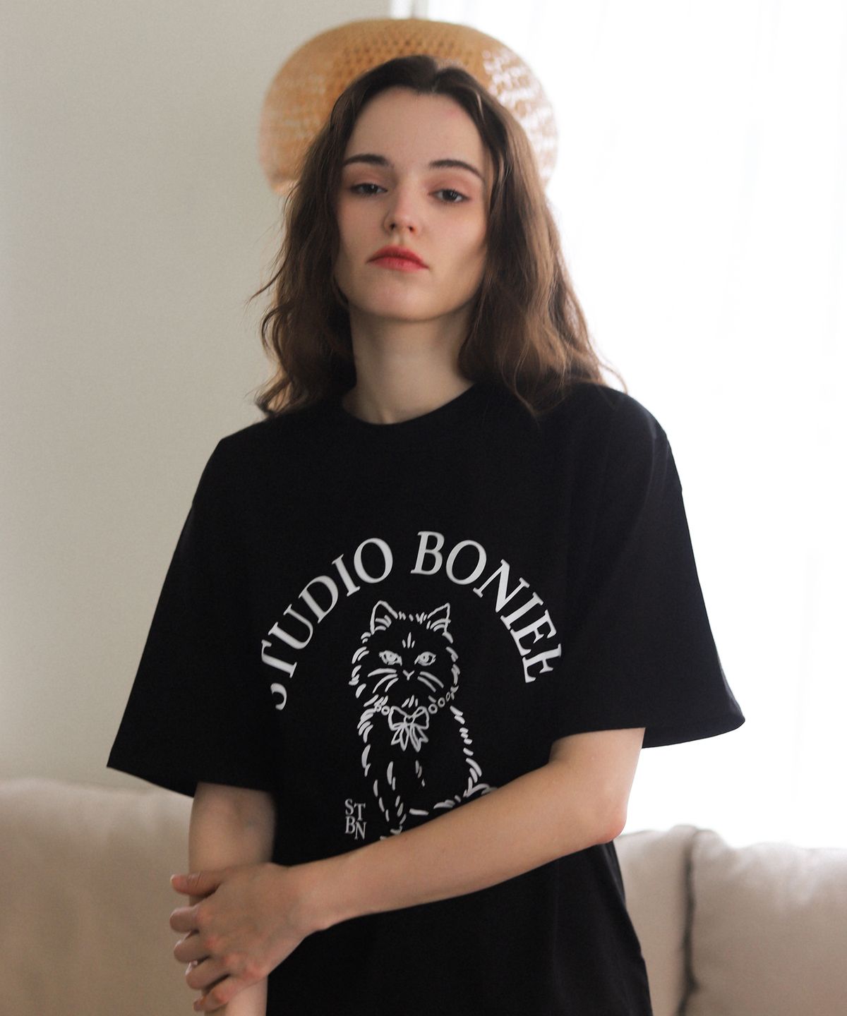 보늬(BONIEE) 뉴 캣 심볼(NEW CAT SYMBOL) 고양이 그래픽 루즈 오버 티셔츠 블랙