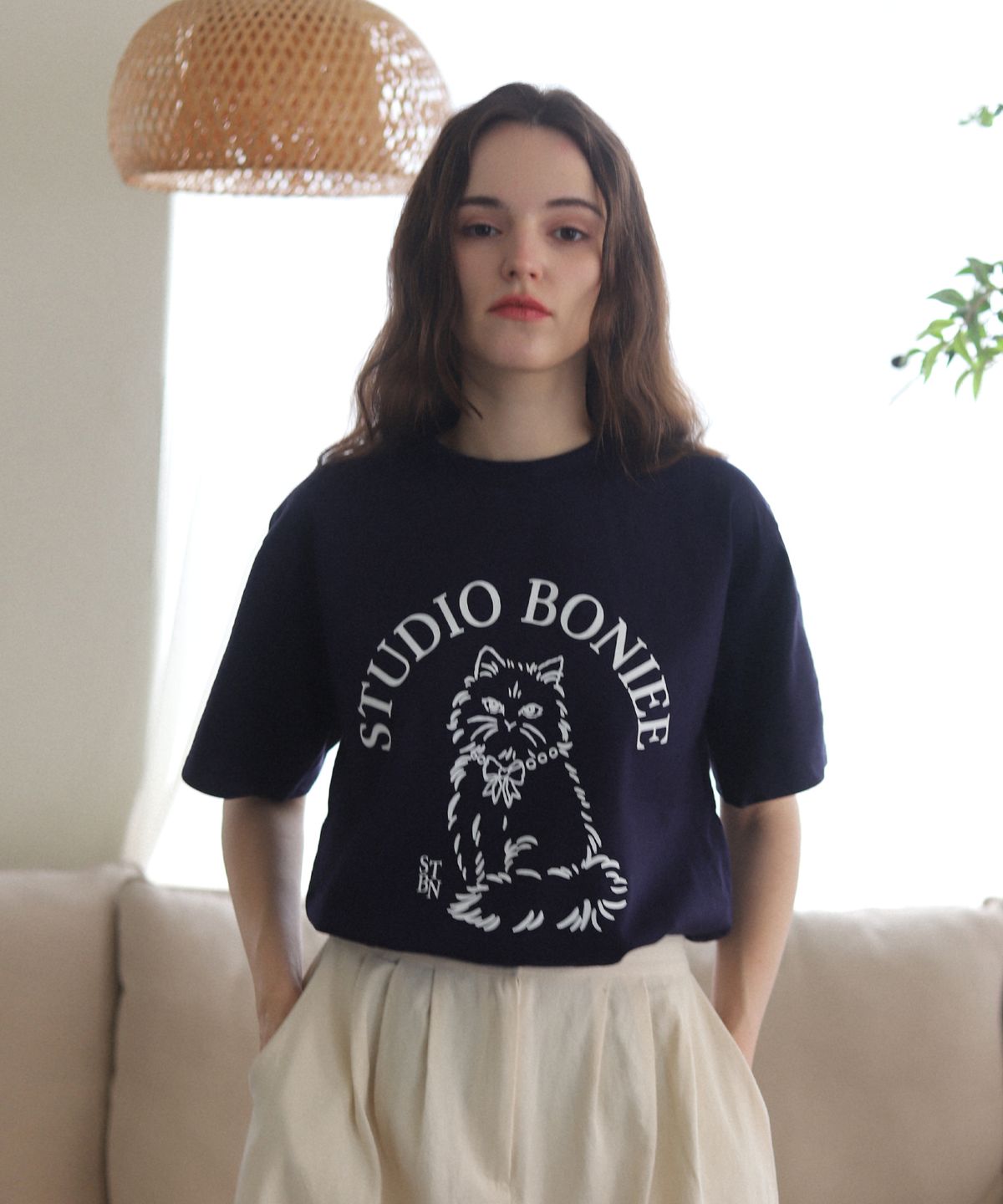 보늬(BONIEE) 뉴 캣 심볼(NEW CAT SYMBOL) 고양이 그래픽 루즈 오버 티셔츠 네이비