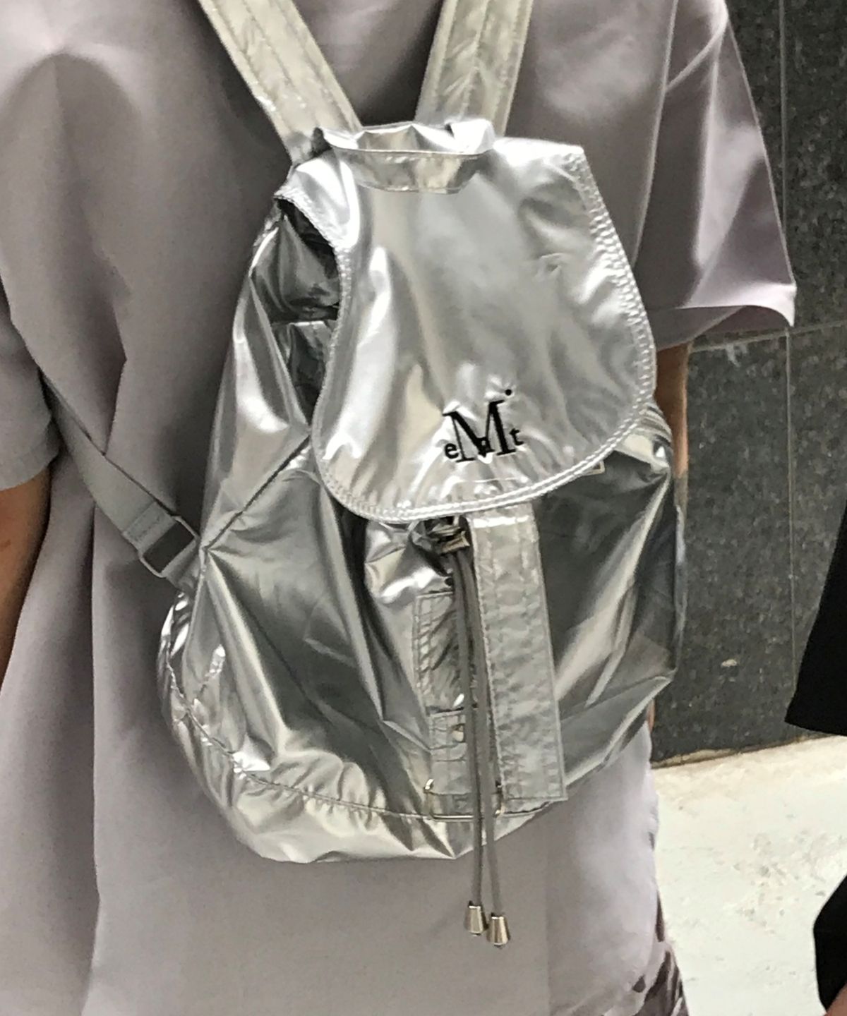 무센트(MUCENT) 글로시 스트링 미니 백팩 (2컬러)