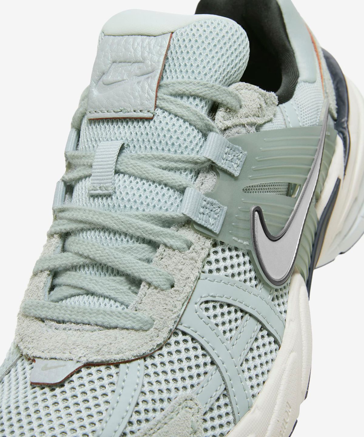 나이키(NIKE) V2K 런 W - 라이트 퓨미스:라이트 오어우드:브라운:블랙:크롬 / FN6703-003