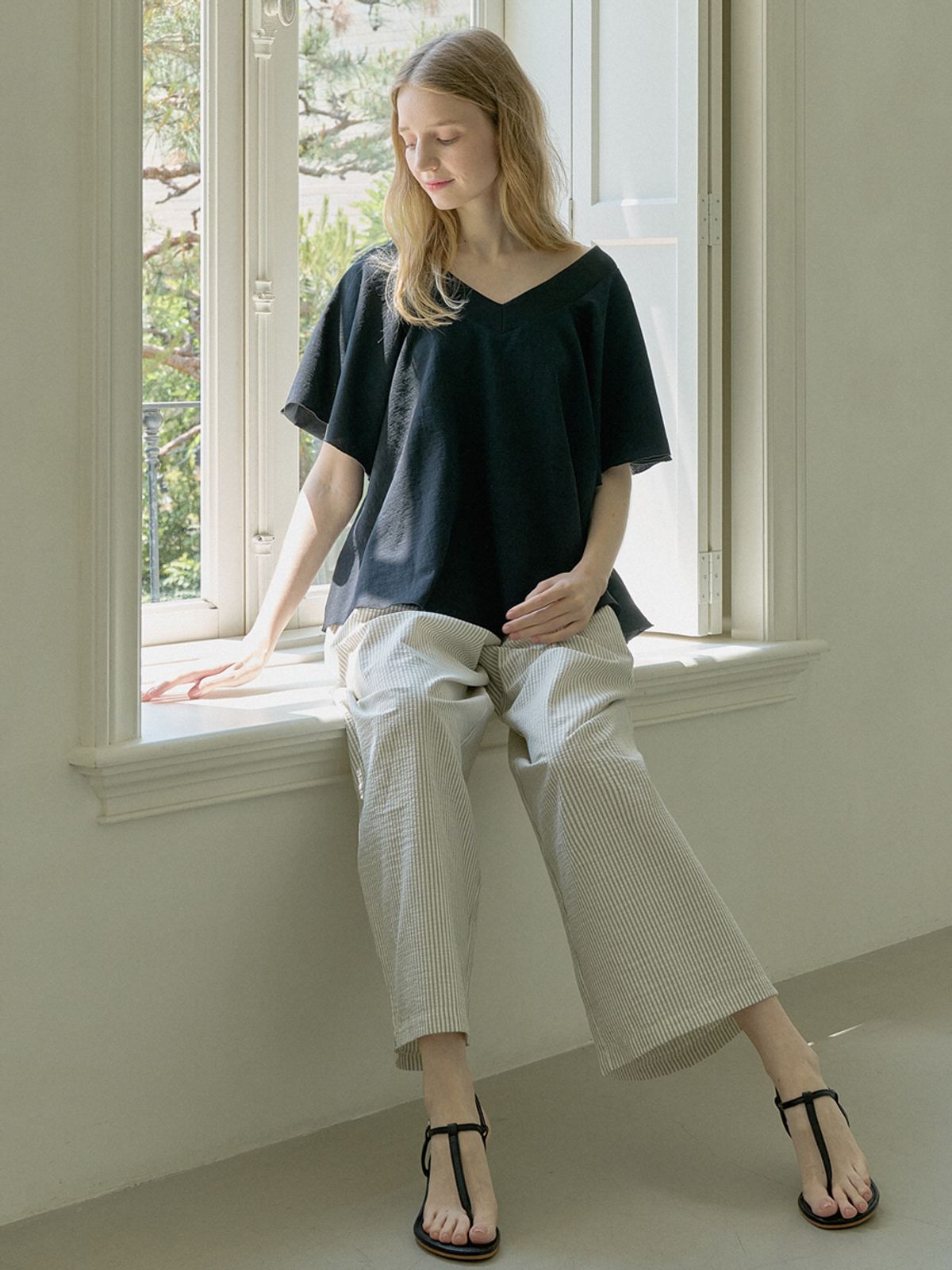 아방(AVANT-G) V neck Off Shoulder Blouse - BLACK