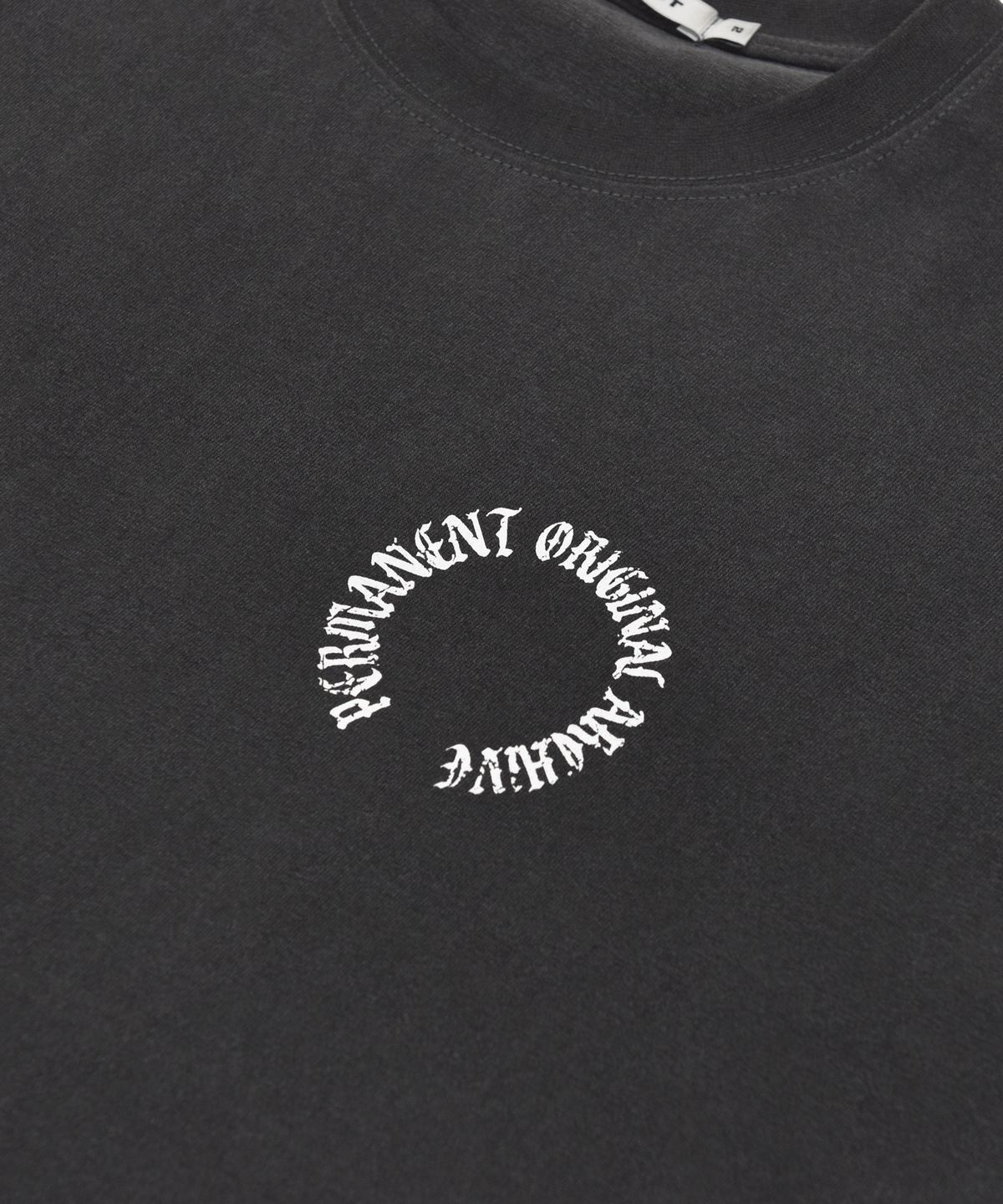 퍼머넌트 아카이브(permanentarchive) PIGMENT ARCH LOGO T-SHIRT (CHARCOAL)