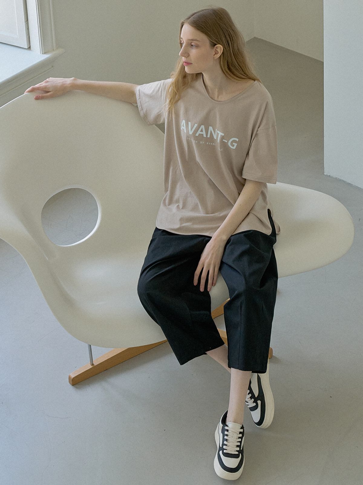 아방(AVANT-G) V-neck Overfit Logo T-shirt - BEIGE