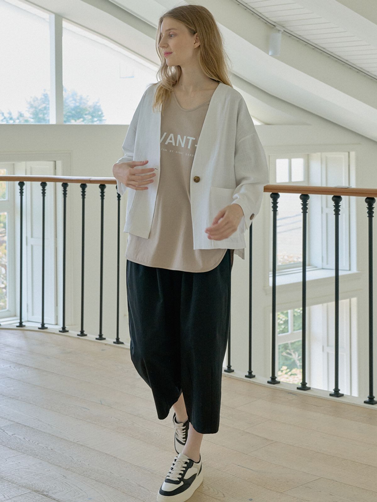 아방(AVANT-G) V-neck Overfit Logo T-shirt - BEIGE