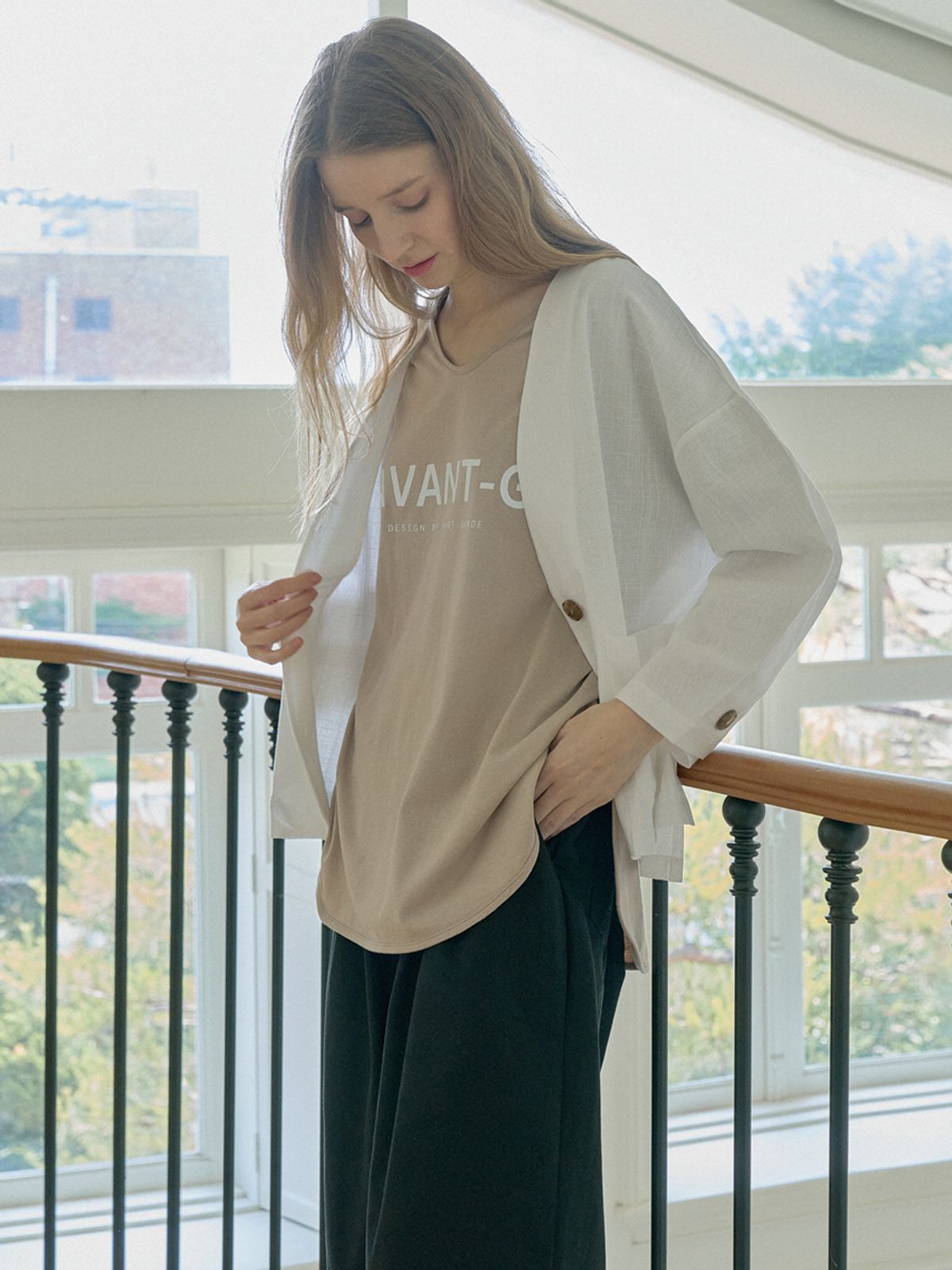 아방(AVANT-G) V-neck Overfit Logo T-shirt - BEIGE