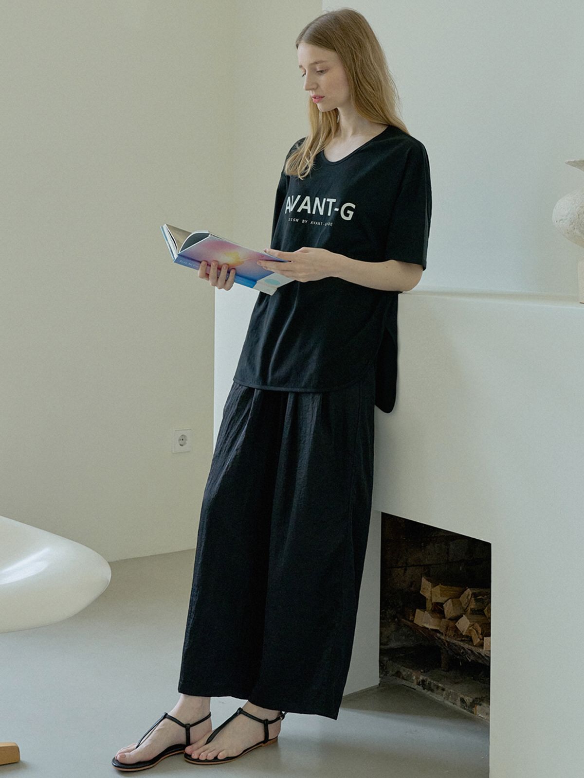아방(AVANT-G) V-neck Overfit Logo T-shirt - BLACK