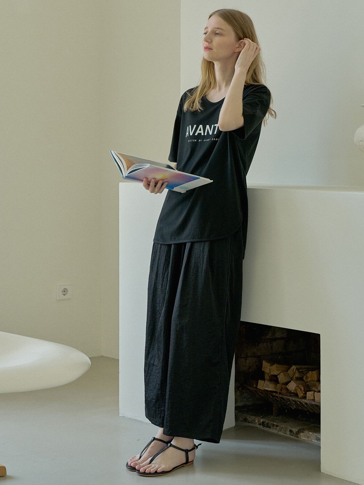 아방(AVANT-G) V-neck Overfit Logo T-shirt - BLACK