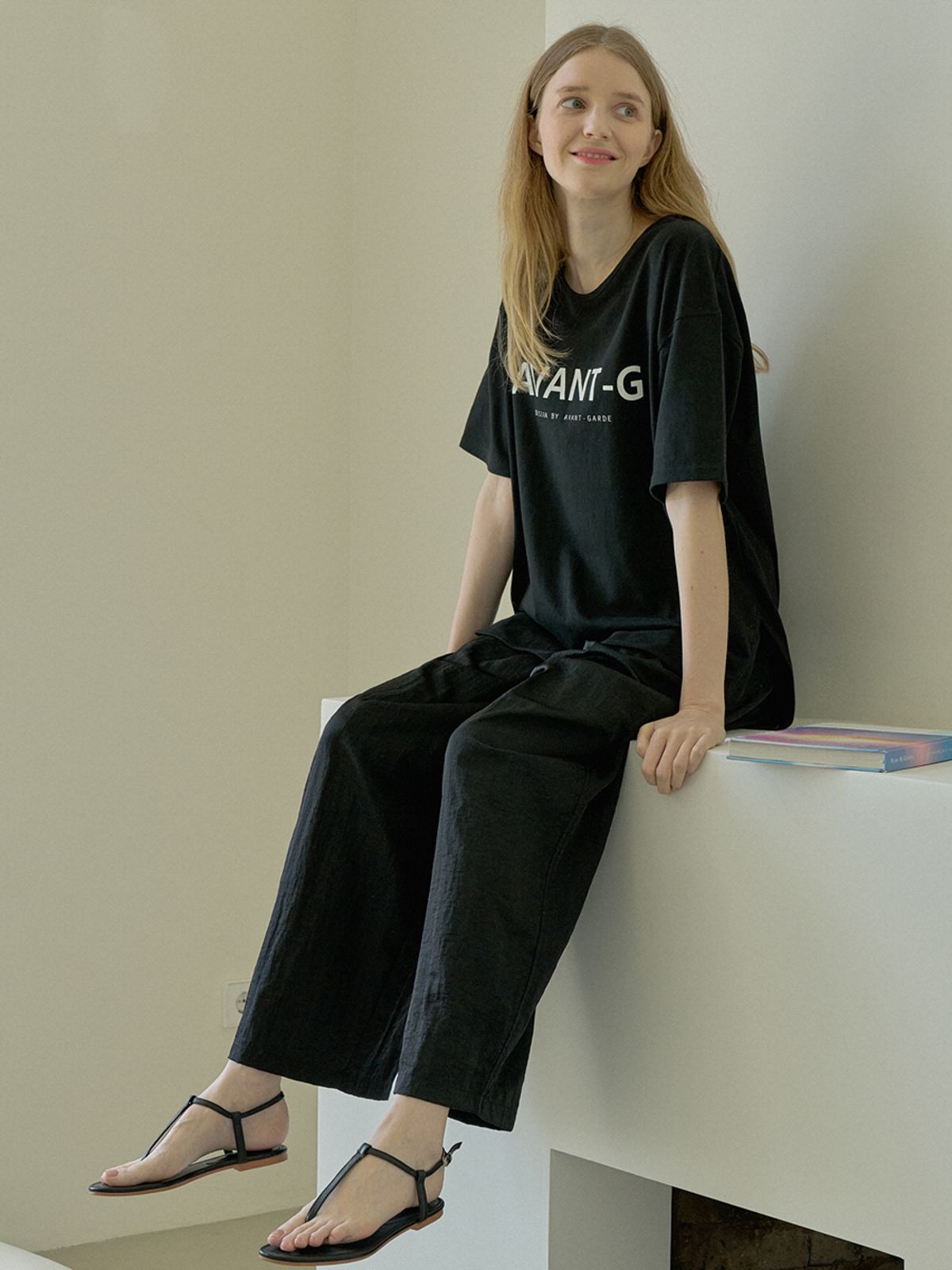 아방(AVANT-G) V-neck Overfit Logo T-shirt - BLACK