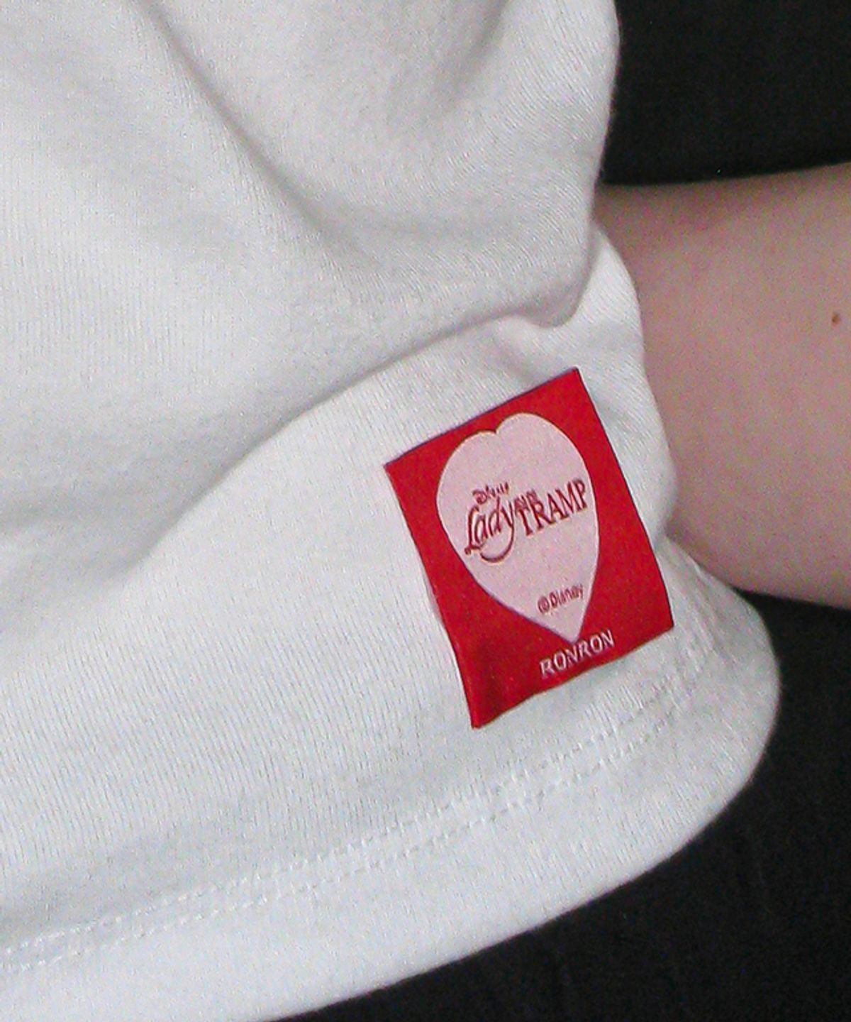 론론(RONRON) CRAYON RIBBON SLIM CROP T SHIRT WHITE