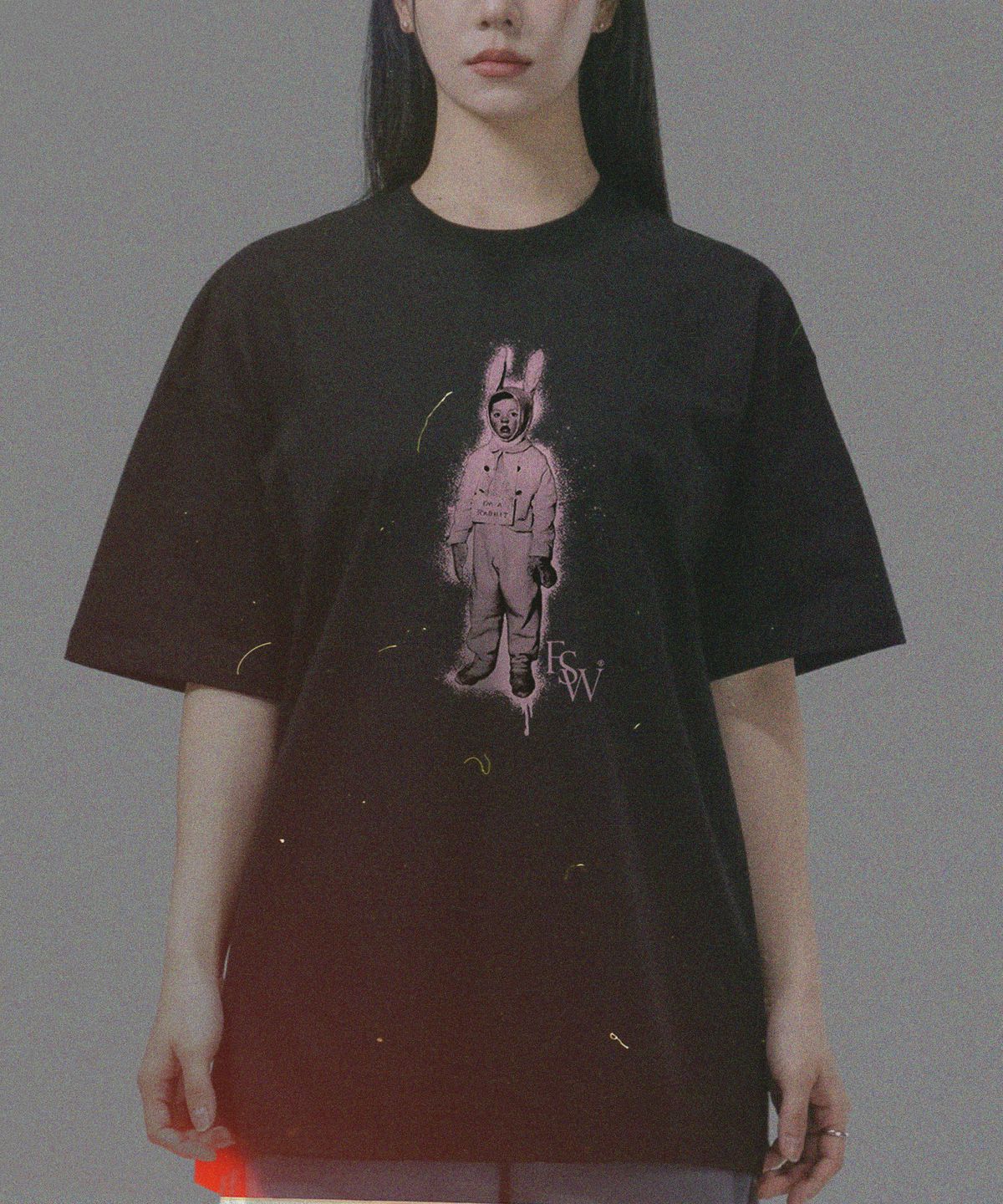 팬쇼(FANSHOW) IM A RABBIT SHORT SLEEVE - BLACK