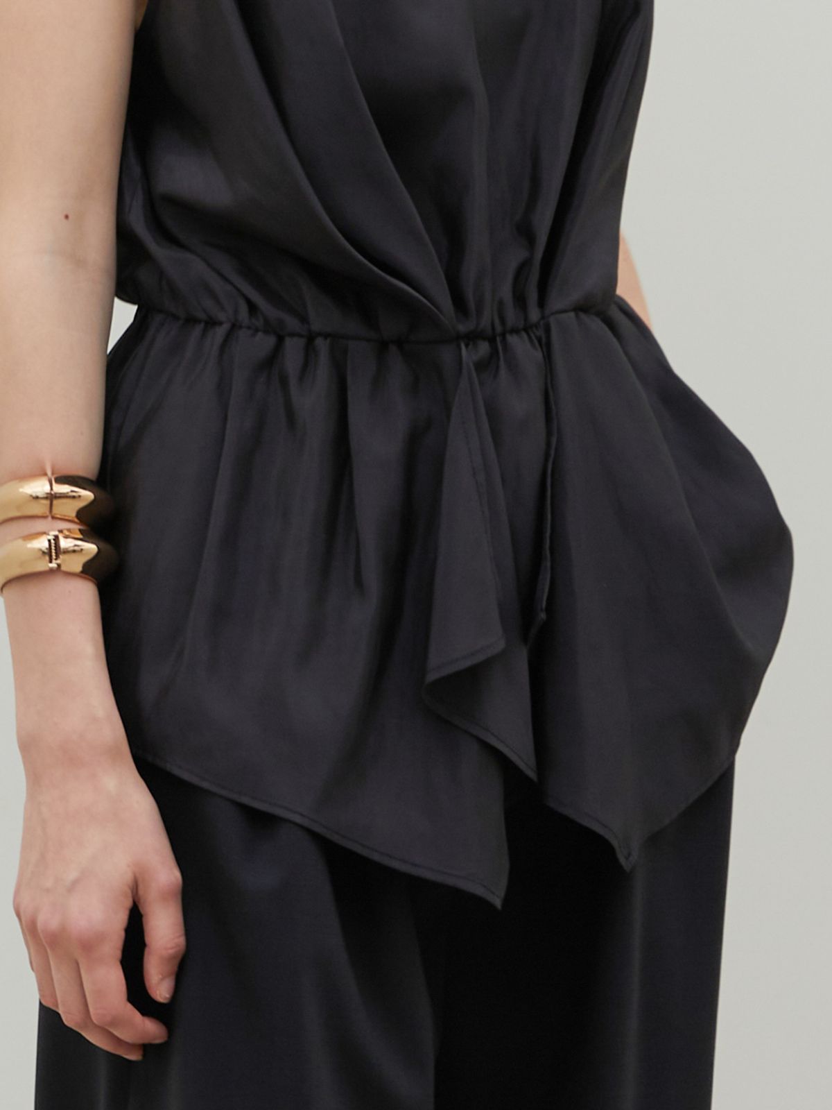 분닥세인츠(THE BOONDOCK SAINTS) Draped V-neck Blouse Black