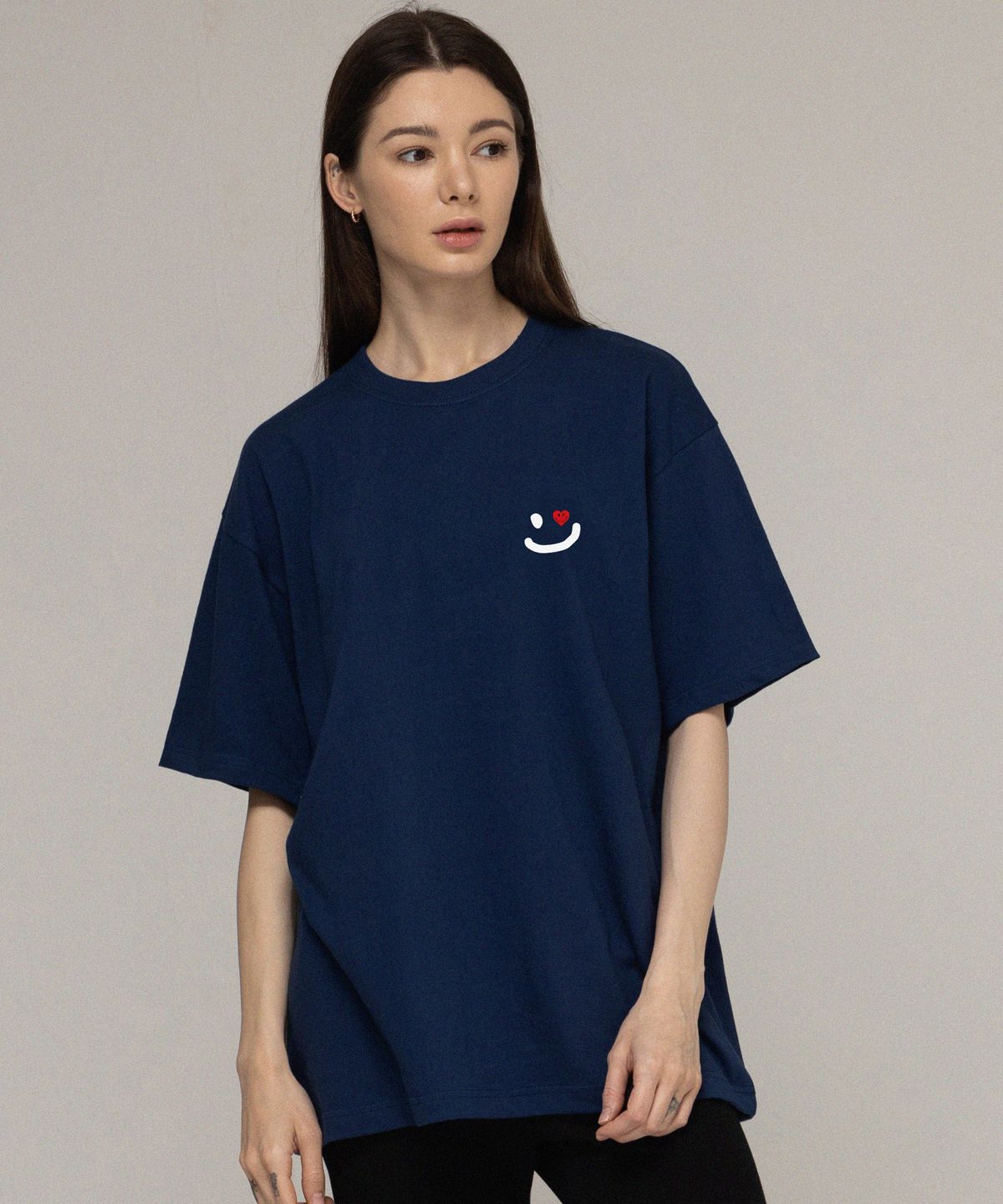 그레이버(GRAVER) [UNISEX]드로잉스마일 스몰 하트 반팔티_네이비