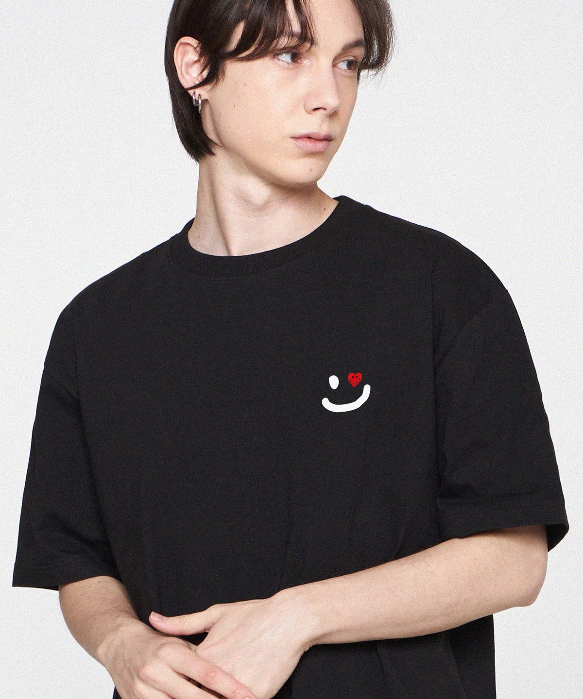그레이버(GRAVER) [UNISEX]드로잉스마일 스몰 하트 반팔티_블랙