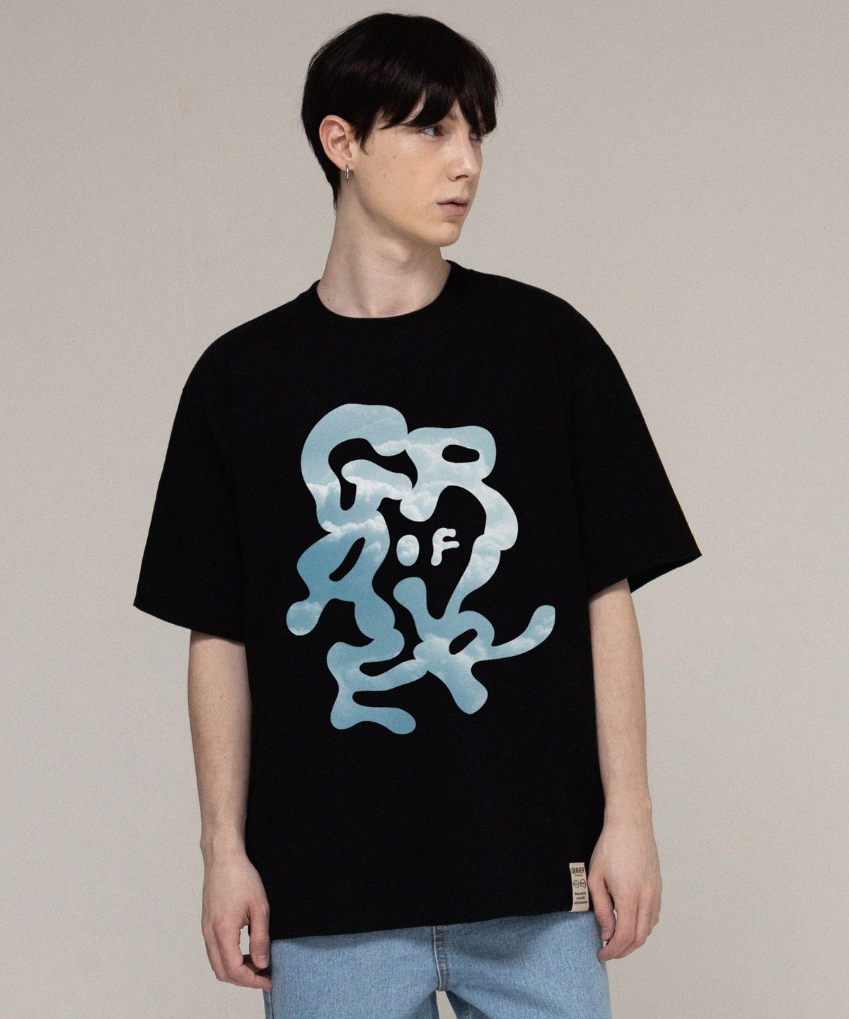 그레이버(GRAVER) [UNISEX]그래피티 구름 로고 반팔티_블랙