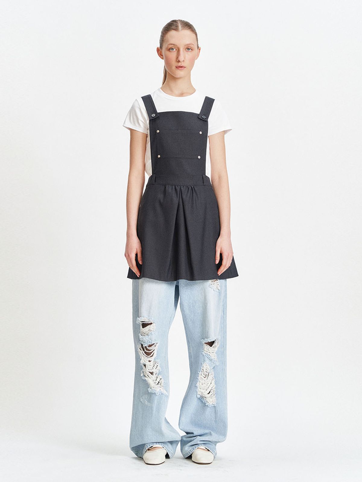 뚜오미오(TUOMIO) APRON-LIKE MINI DRESS [CHARCOAL]
