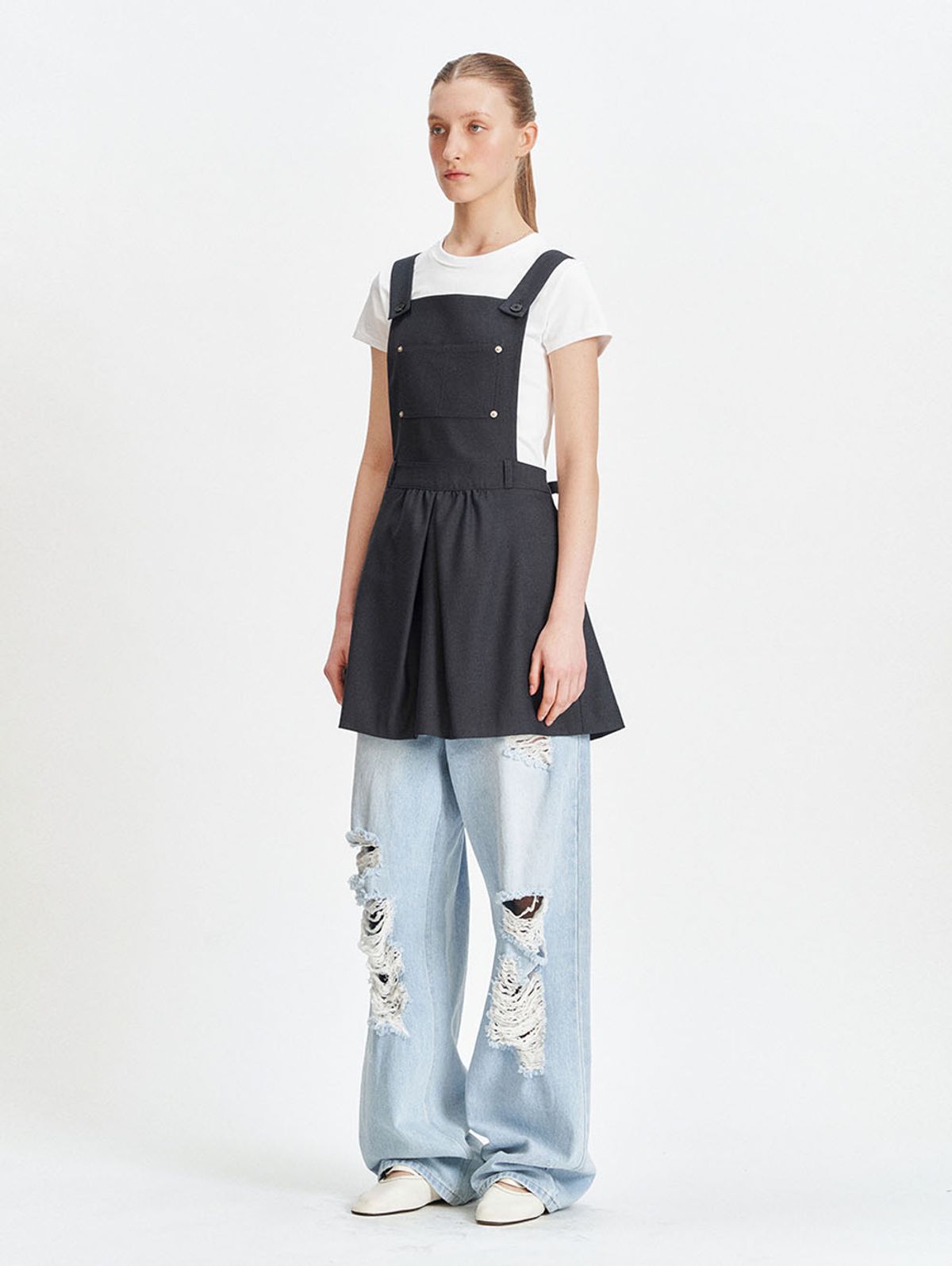 뚜오미오(TUOMIO) APRON-LIKE MINI DRESS [CHARCOAL]
