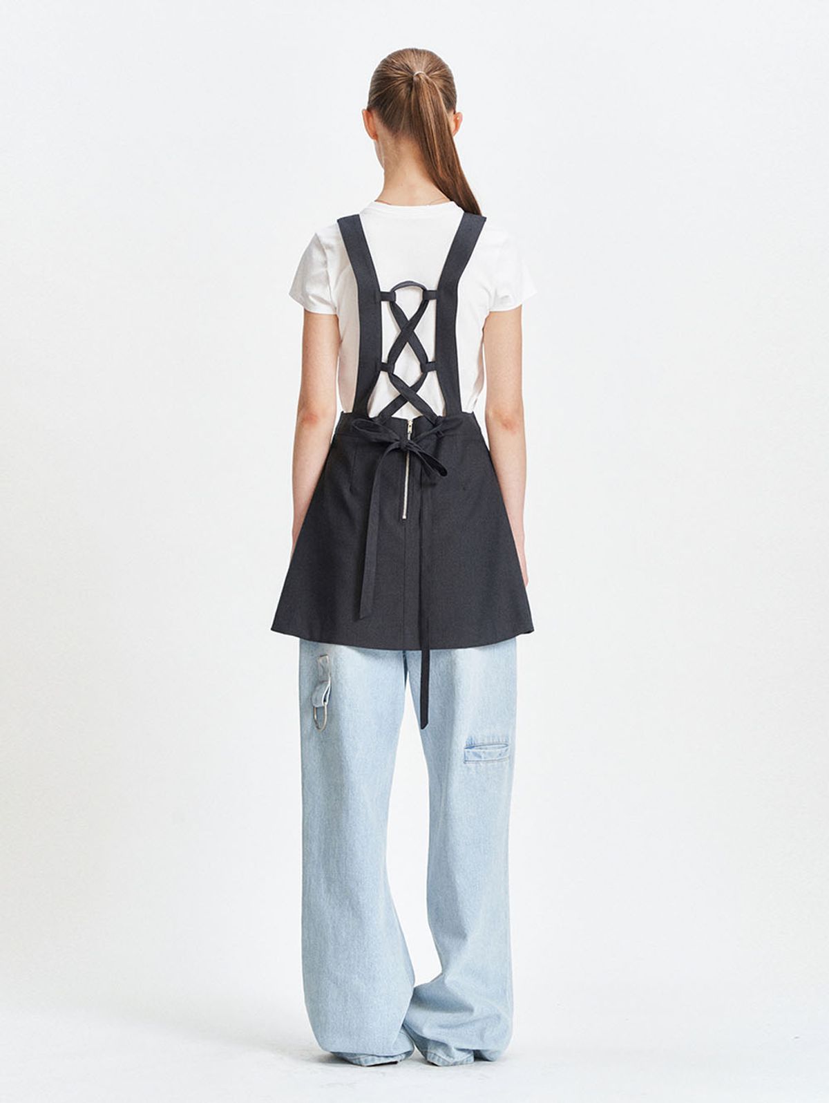 뚜오미오(TUOMIO) APRON-LIKE MINI DRESS [CHARCOAL]