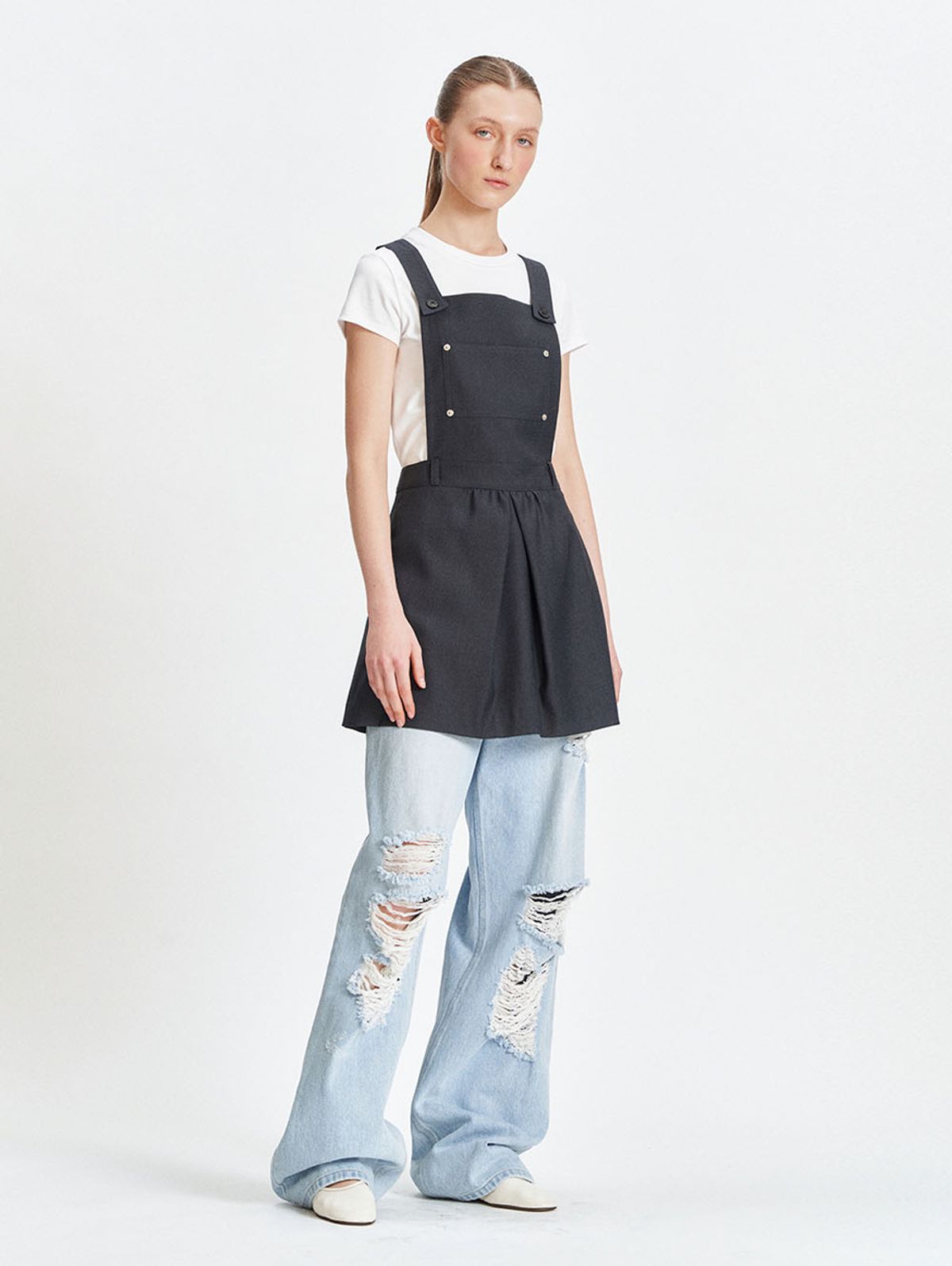 뚜오미오(TUOMIO) APRON-LIKE MINI DRESS [CHARCOAL]