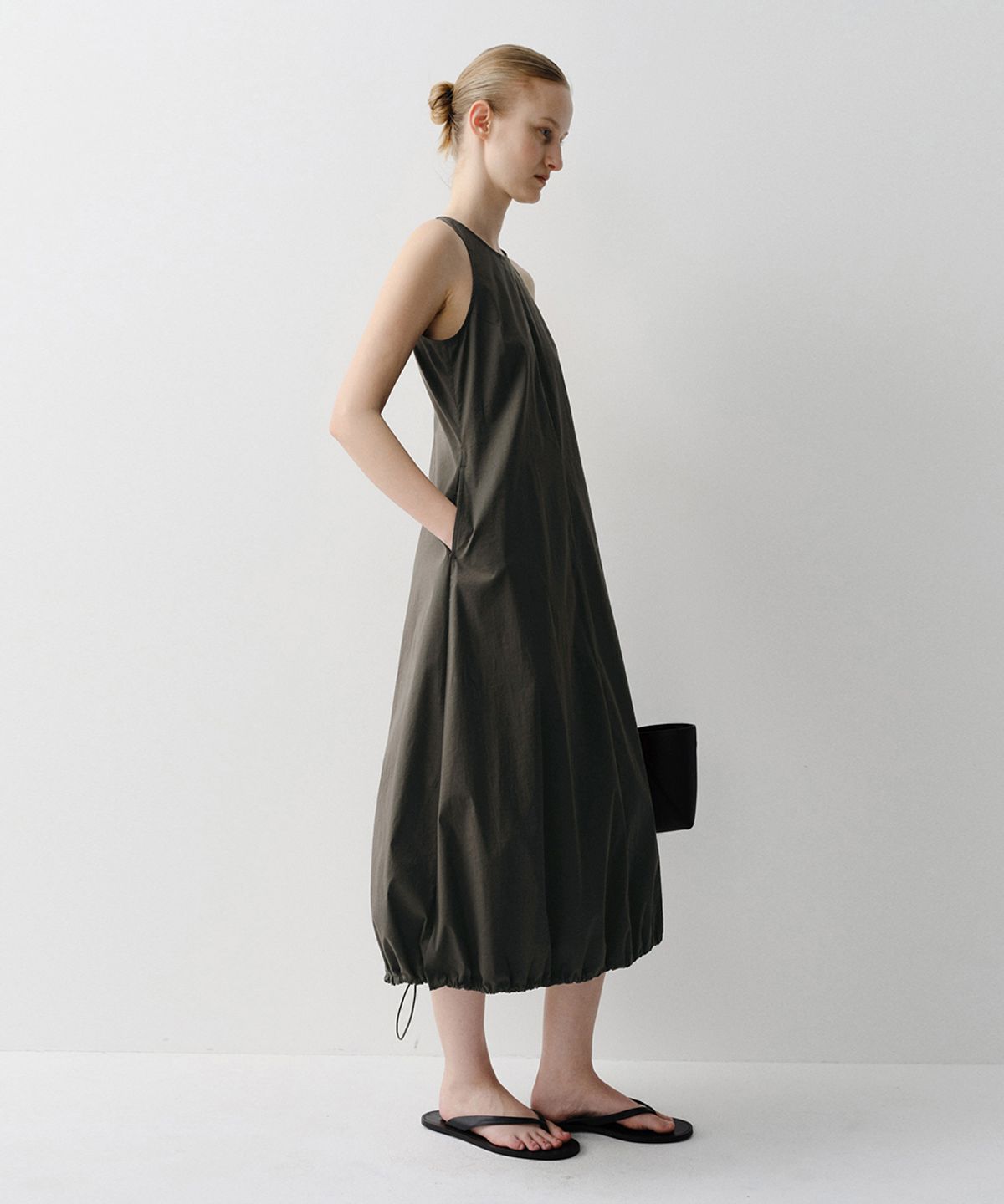 이아(EAAH) HALTER NECK DRESS (DEEP KHAKI)