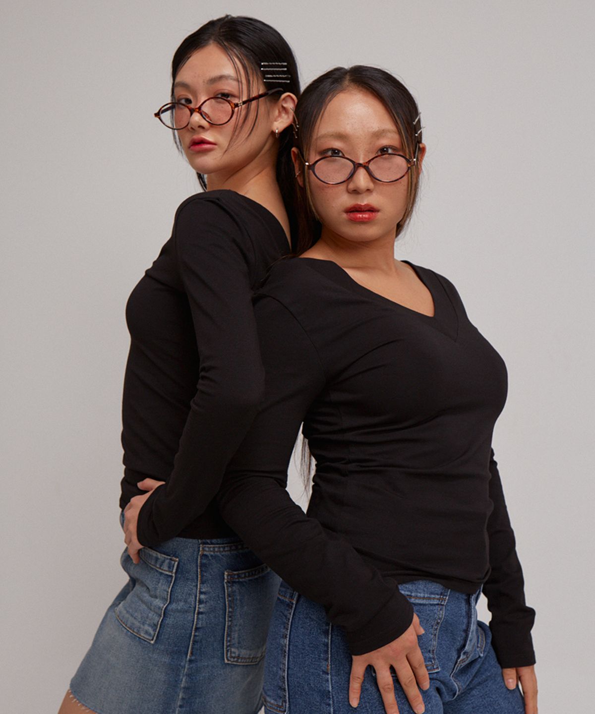 살롱 드 욘(SALON DE YOHN) V-neck Basic T_ Black