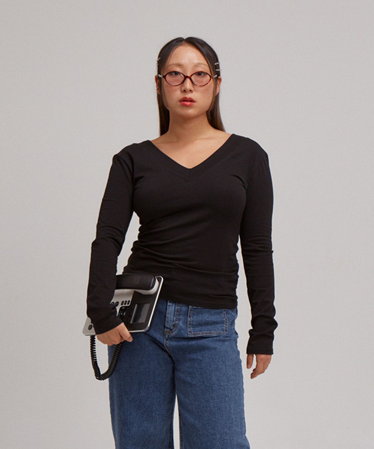 살롱 드 욘(SALON DE YOHN) V-neck Basic T_ Black