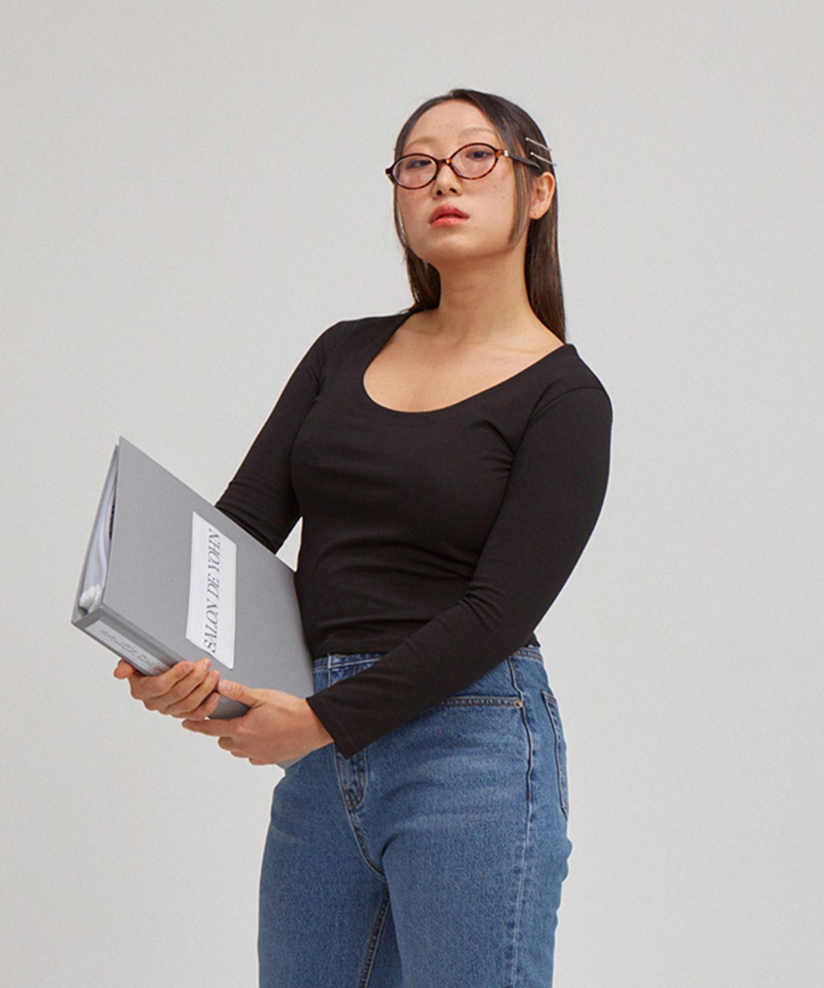 살롱 드 욘(SALON DE YOHN) U-neck Basic T_ Black