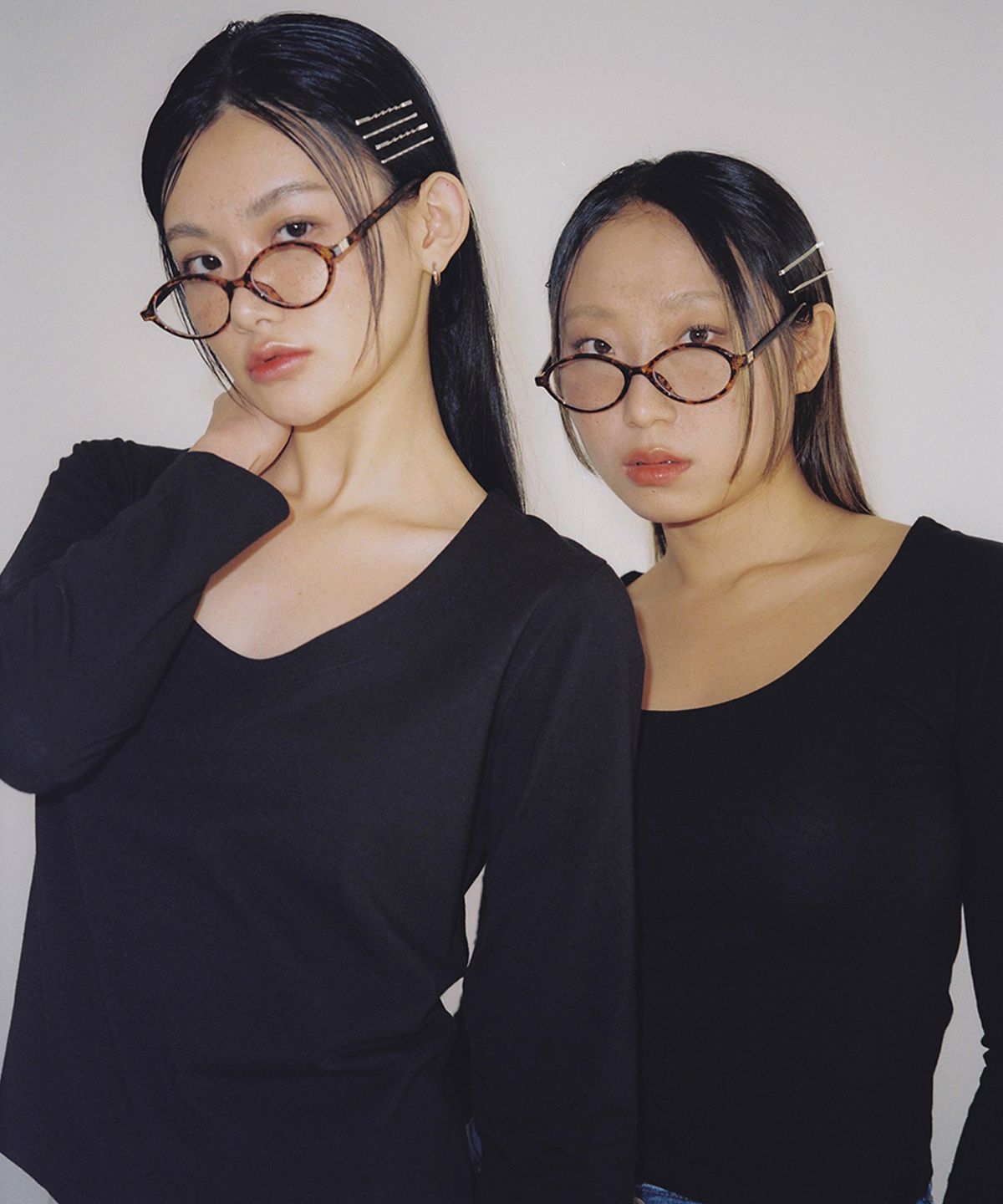 살롱 드 욘(SALON DE YOHN) U-neck Basic T_ Black