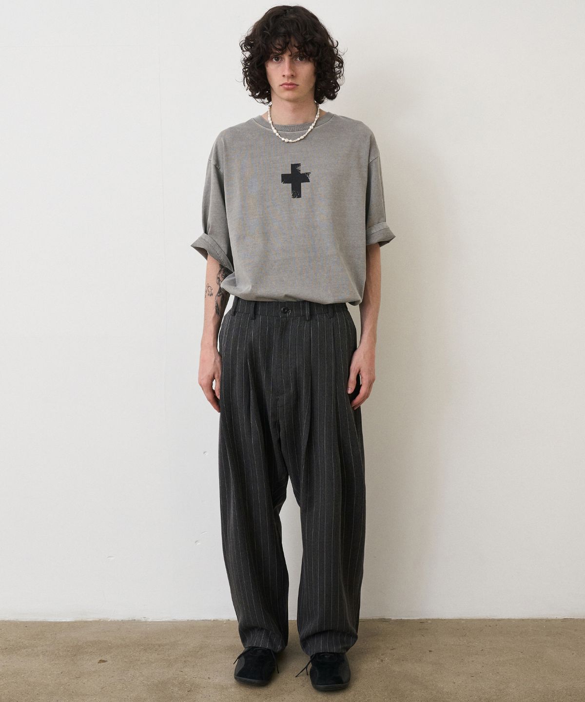 노운(NOUN) wide tapered pants (stripe charcoal)