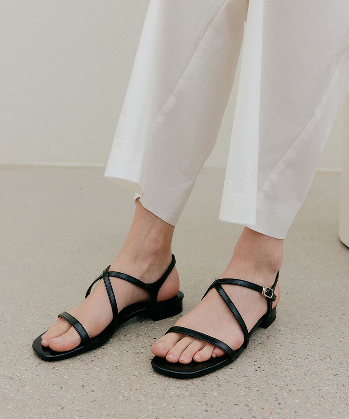 룩캐스트(LOOKAST) 안나 엑스 스트랩 플랫힐 샌달 / ANNA X STRAP FLAT HEEL SANDAL_2colors