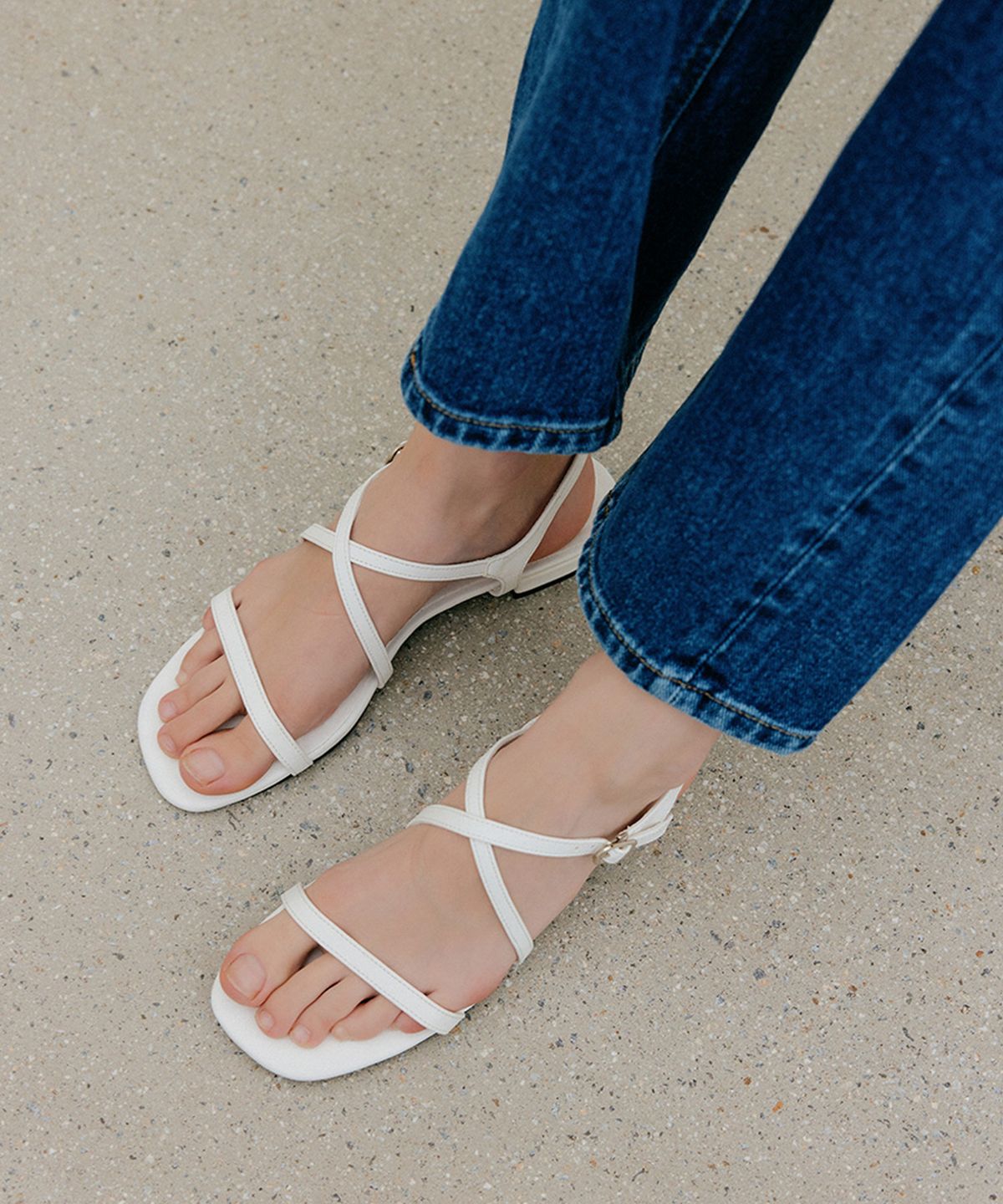 룩캐스트(LOOKAST) 안나 엑스 스트랩 플랫힐 샌달 / ANNA X STRAP FLAT HEEL SANDAL_2colors