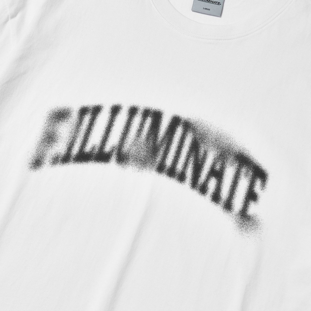 필루미네이트(FILLUMINATE) DTP 아치 블러 라운드 티셔츠-화이트