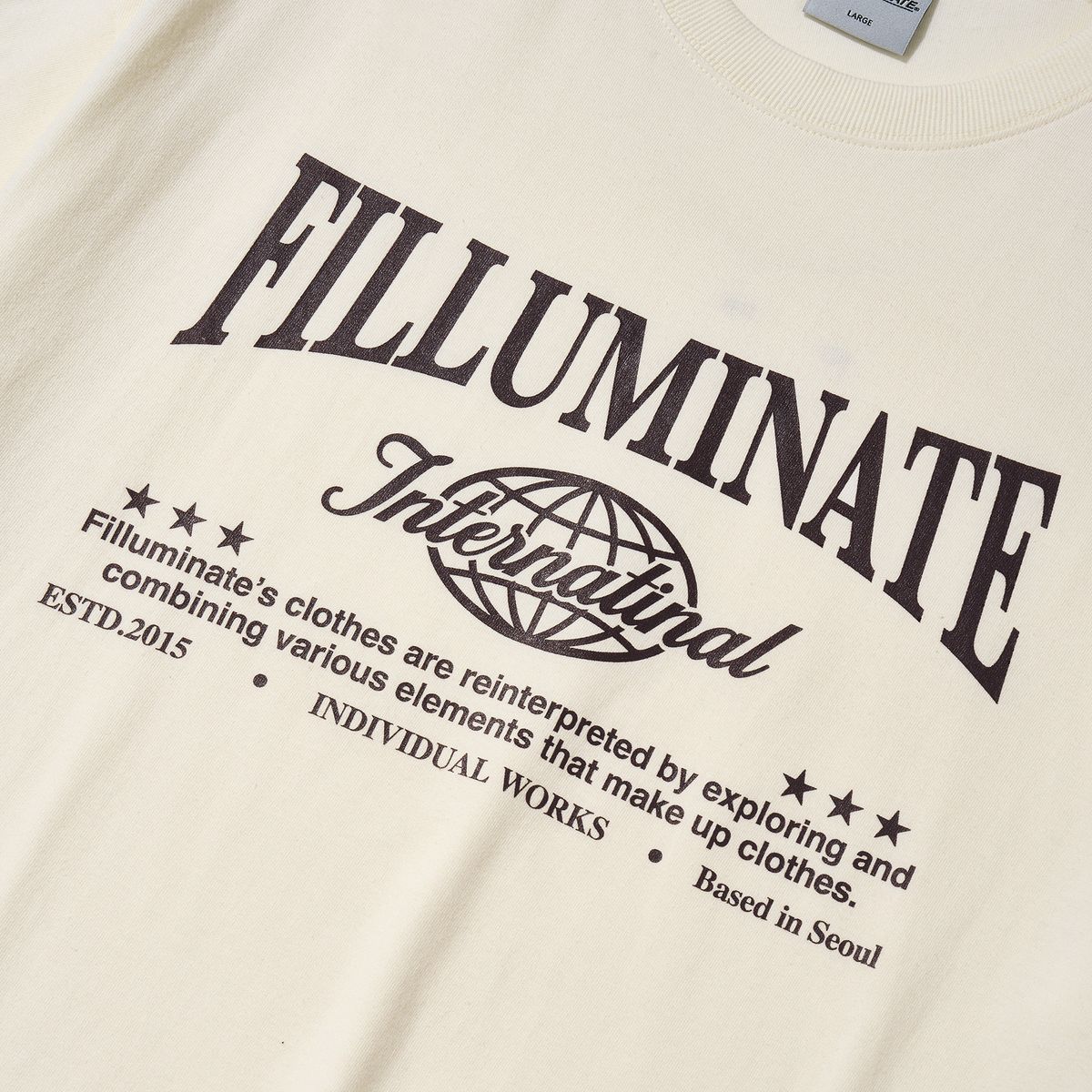 필루미네이트(FILLUMINATE) 인터네셔널 라운드 티셔츠-크림