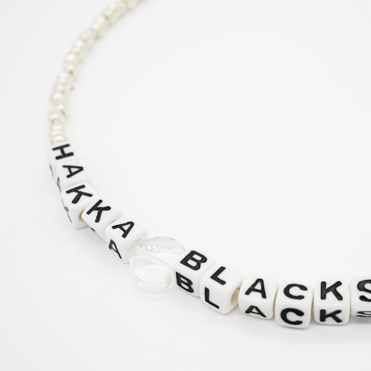 하카블랙스(HAKKABLACKS) White Initial Heart Bead Necklace