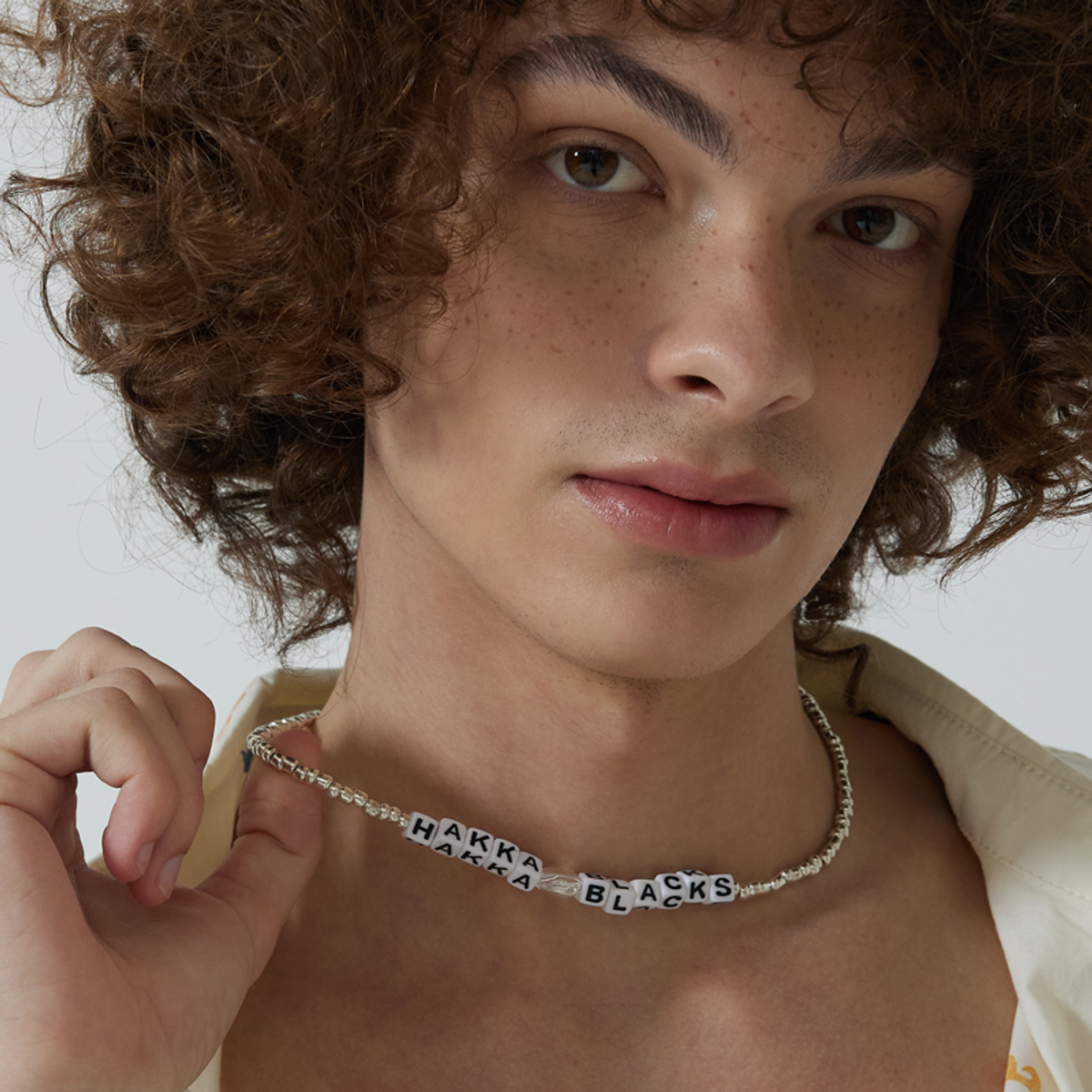 하카블랙스(HAKKABLACKS) White Initial Heart Bead Necklace