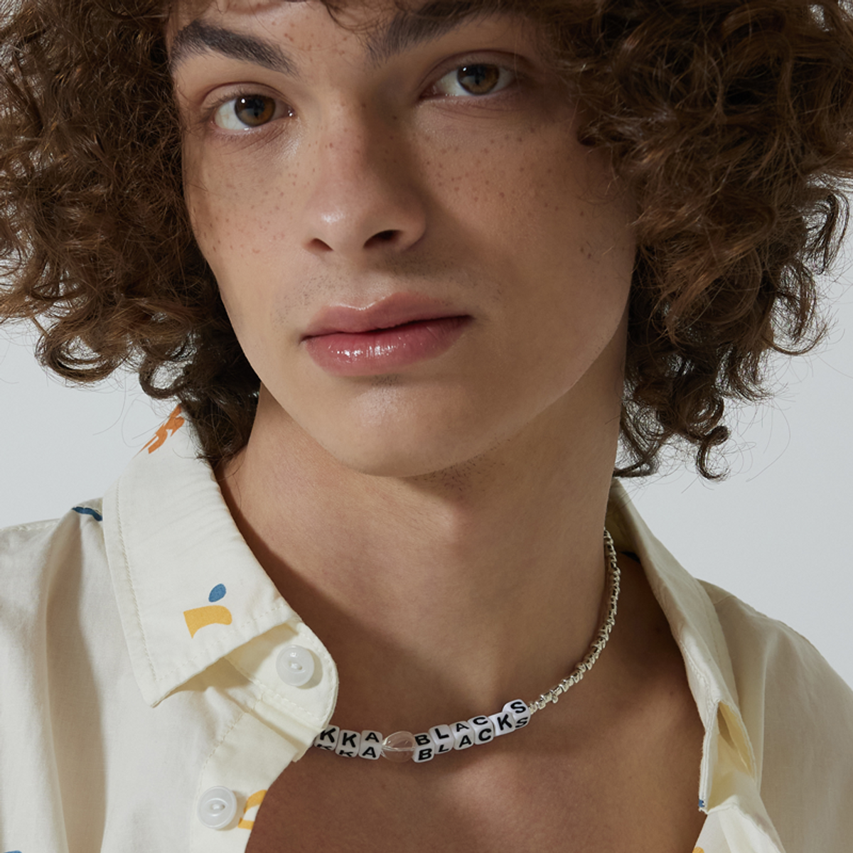 하카블랙스(HAKKABLACKS) White Initial Heart Bead Necklace