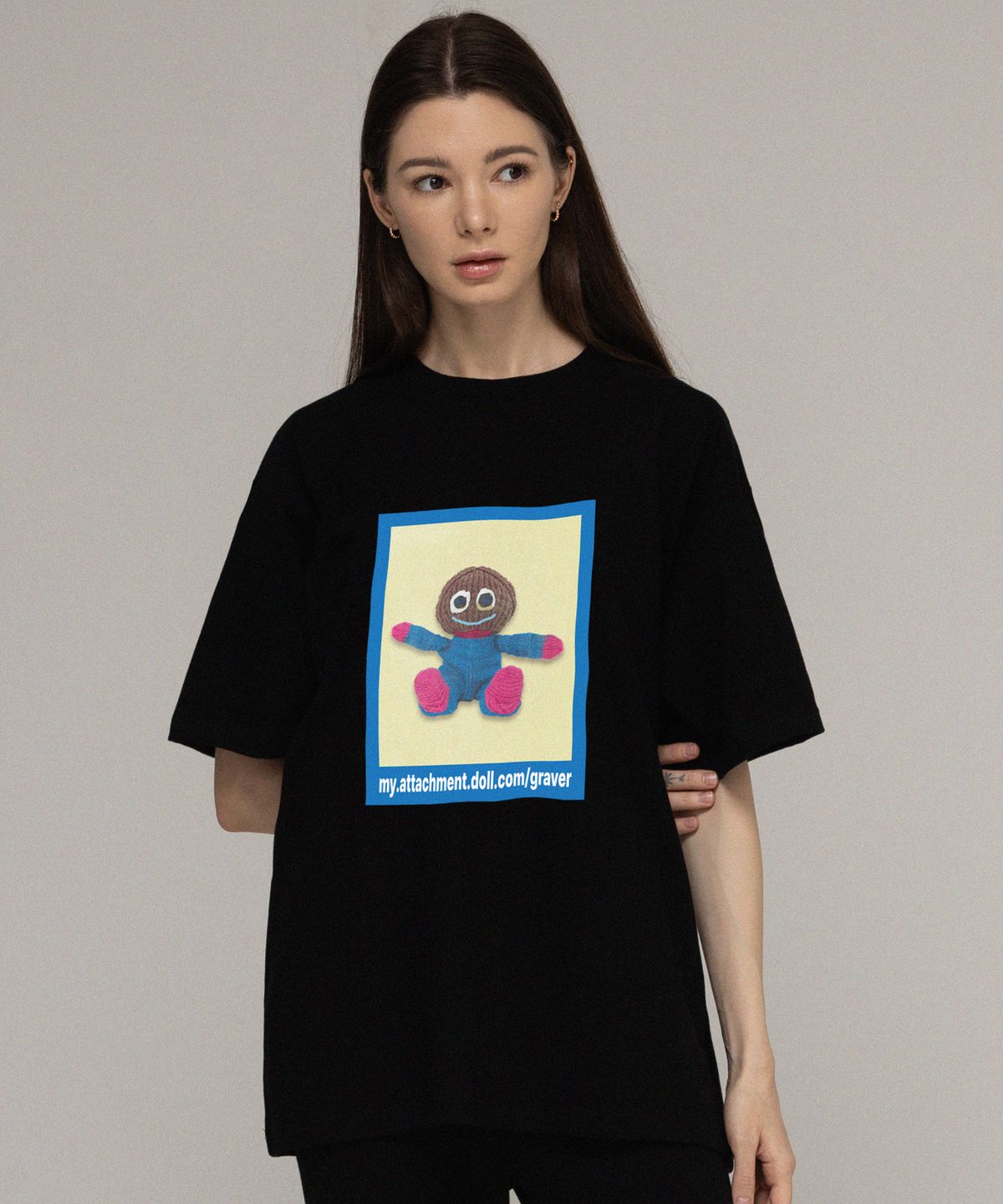 그레이버(GRAVER) [UNISEX]FOOL DOLL 블루 박스 반팔티_블랙