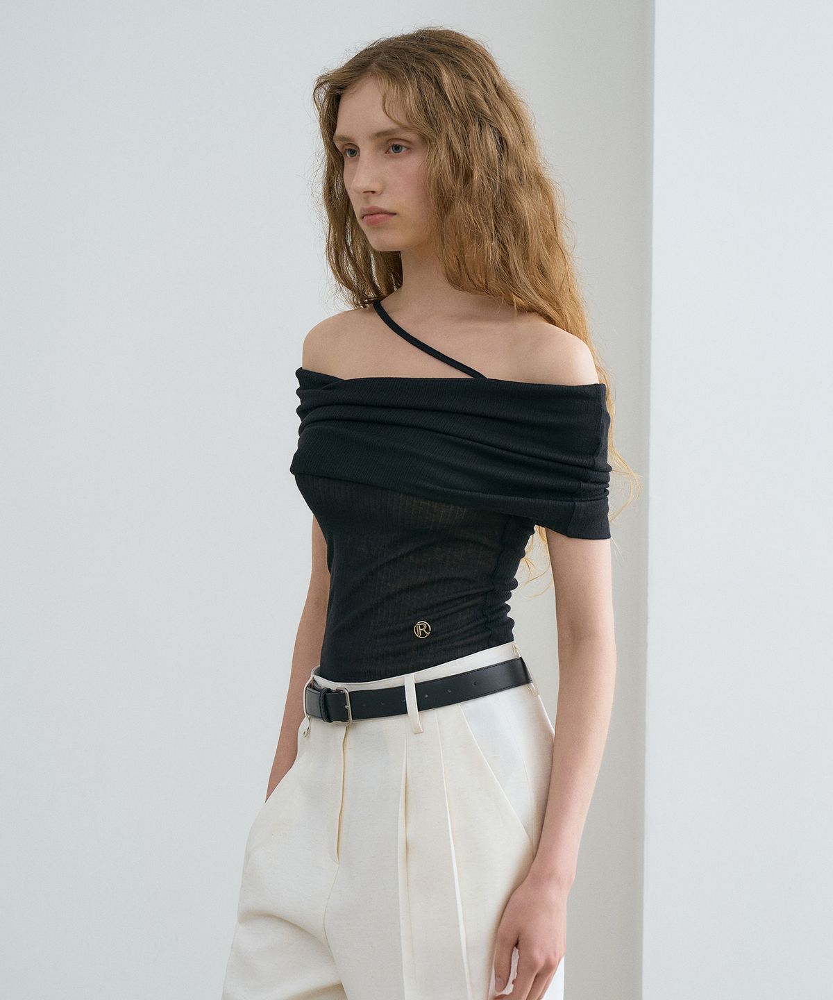르네제이(RENEJ) Off Shoulder Wappen Sleeve