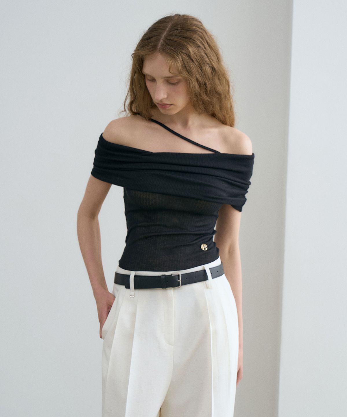 르네제이(RENEJ) Off Shoulder Wappen Sleeve