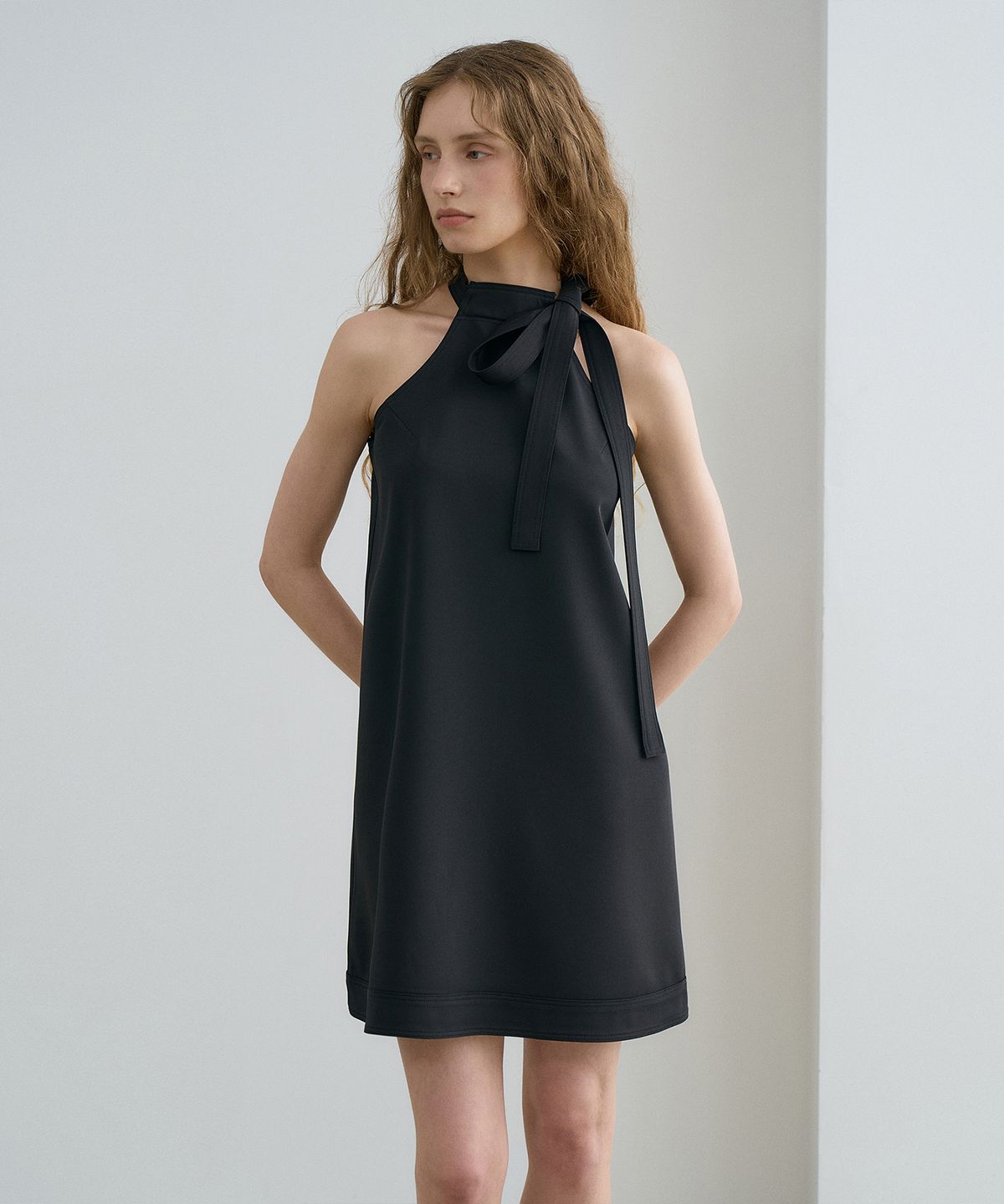 르네제이(RENEJ) Ribbon Halter Neck Dress