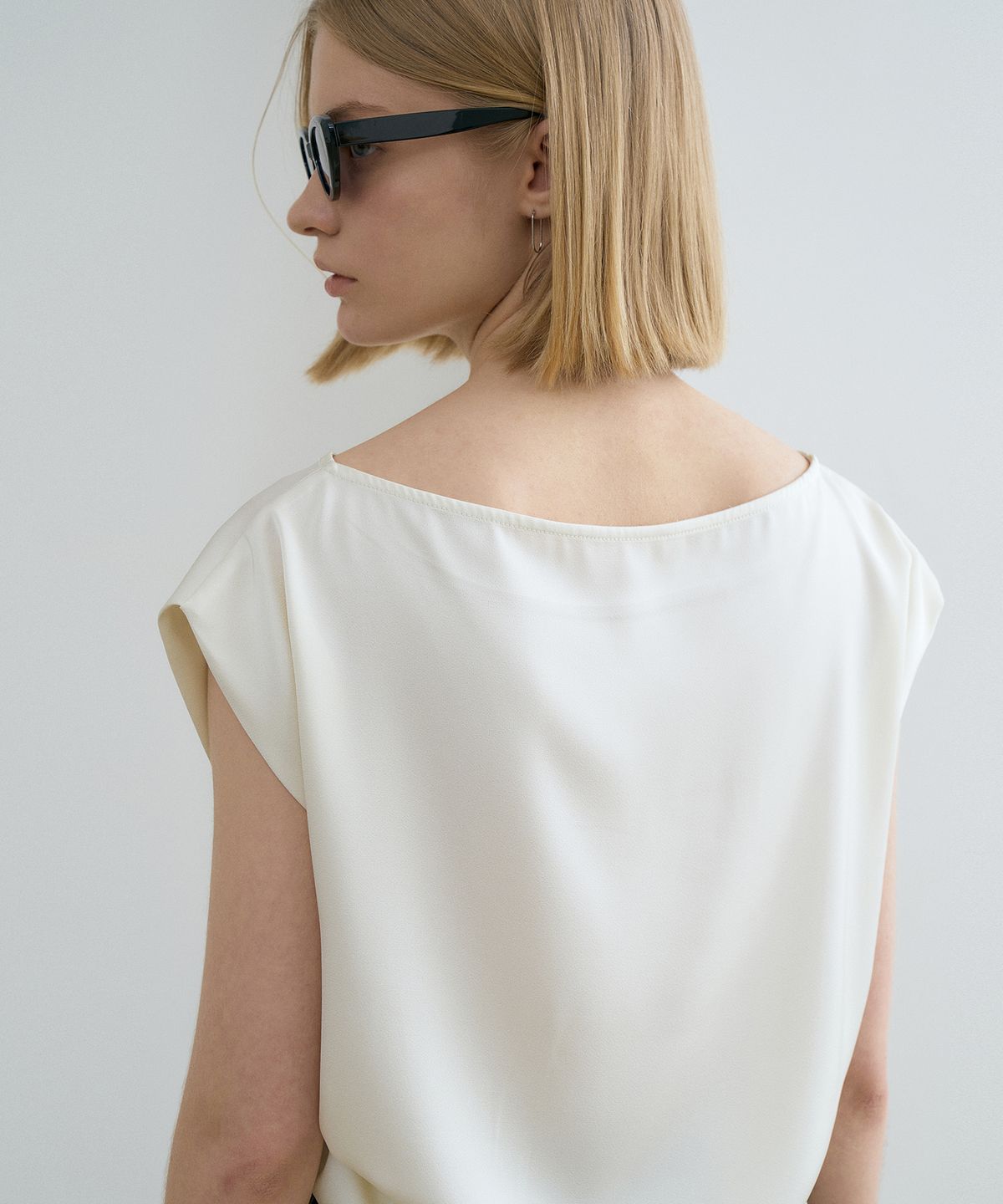 르네제이(RENEJ) Boatneck Slit Button Blouse