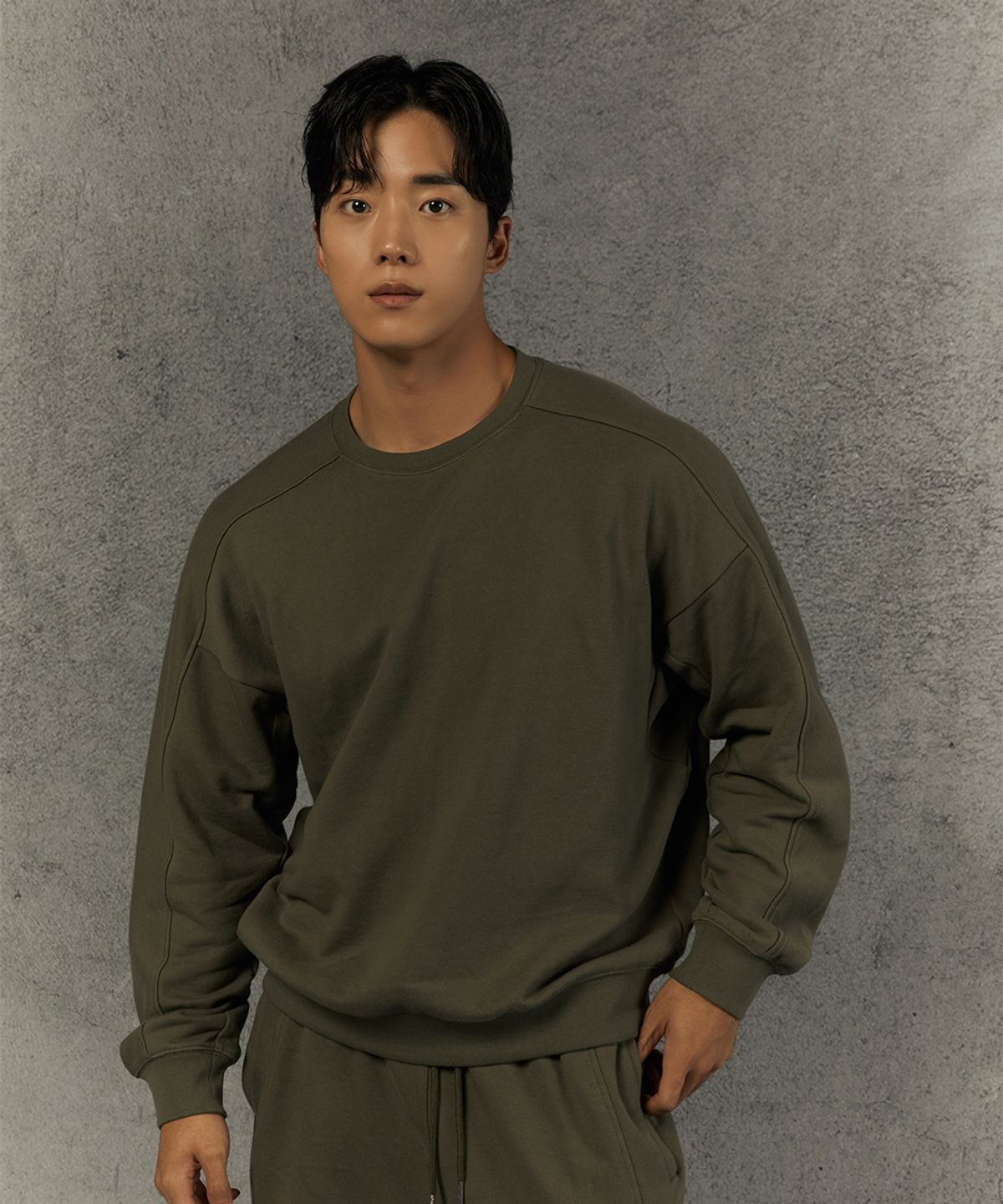 무신사 스탠다드 스포츠(MUSINSA STANDARD SPORTS) 스웻 맥스오버핏 맨투맨 (2color)