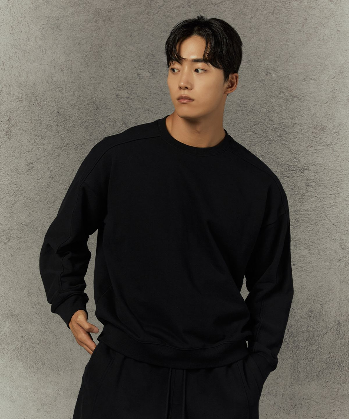 무신사 스탠다드 스포츠(MUSINSA STANDARD SPORTS) 스웻 맥스오버핏 맨투맨 (2color)