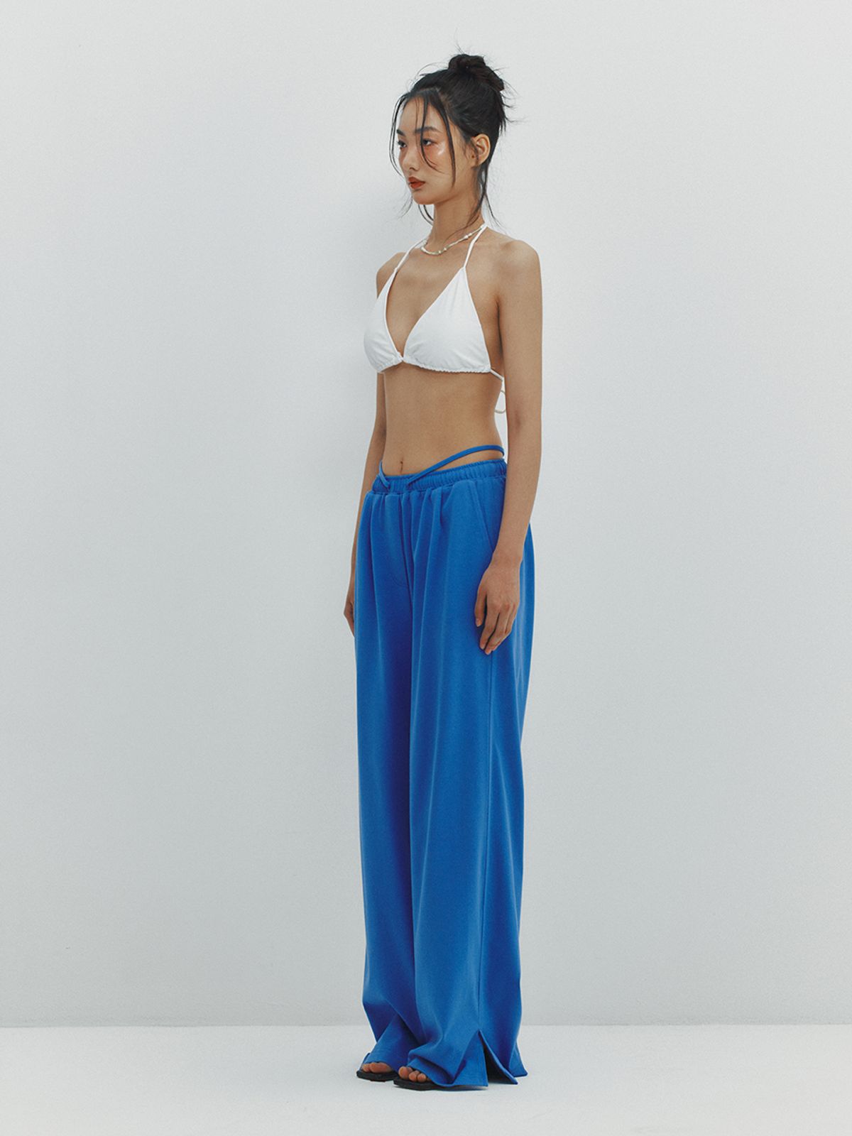 민더리(MEENDERI) SLIT STRING JOGGER PANTS - BLUE