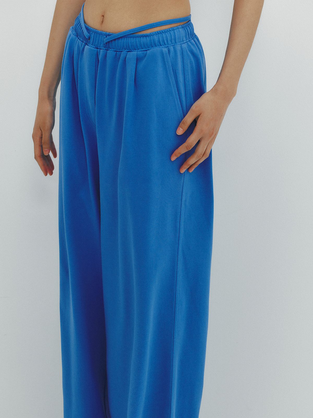 민더리(MEENDERI) SLIT STRING JOGGER PANTS - BLUE