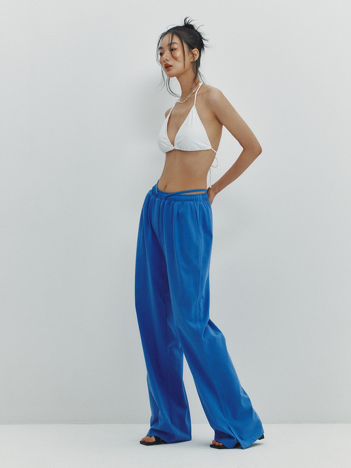 민더리(MEENDERI) SLIT STRING JOGGER PANTS - BLUE