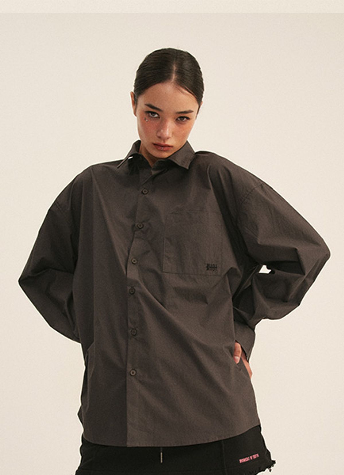 엠티오티(MTOT) Incision line shirt (Charcoal)