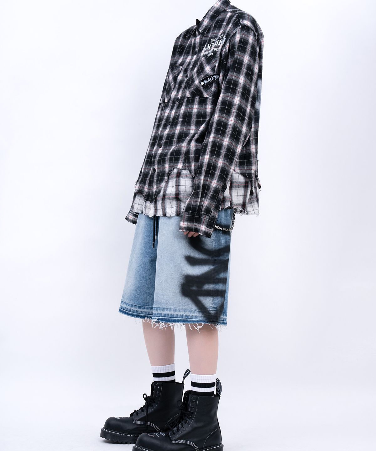 블랙블론드(BLACKBLOND) 비비디 사이드 스프레이드 커스텀 데님 반바지 (블루)