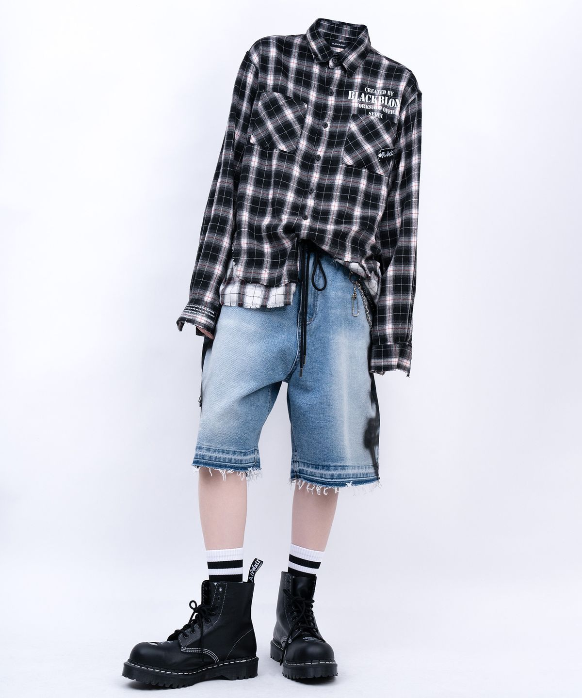 블랙블론드(BLACKBLOND) 비비디 사이드 스프레이드 커스텀 데님 반바지 (블루)